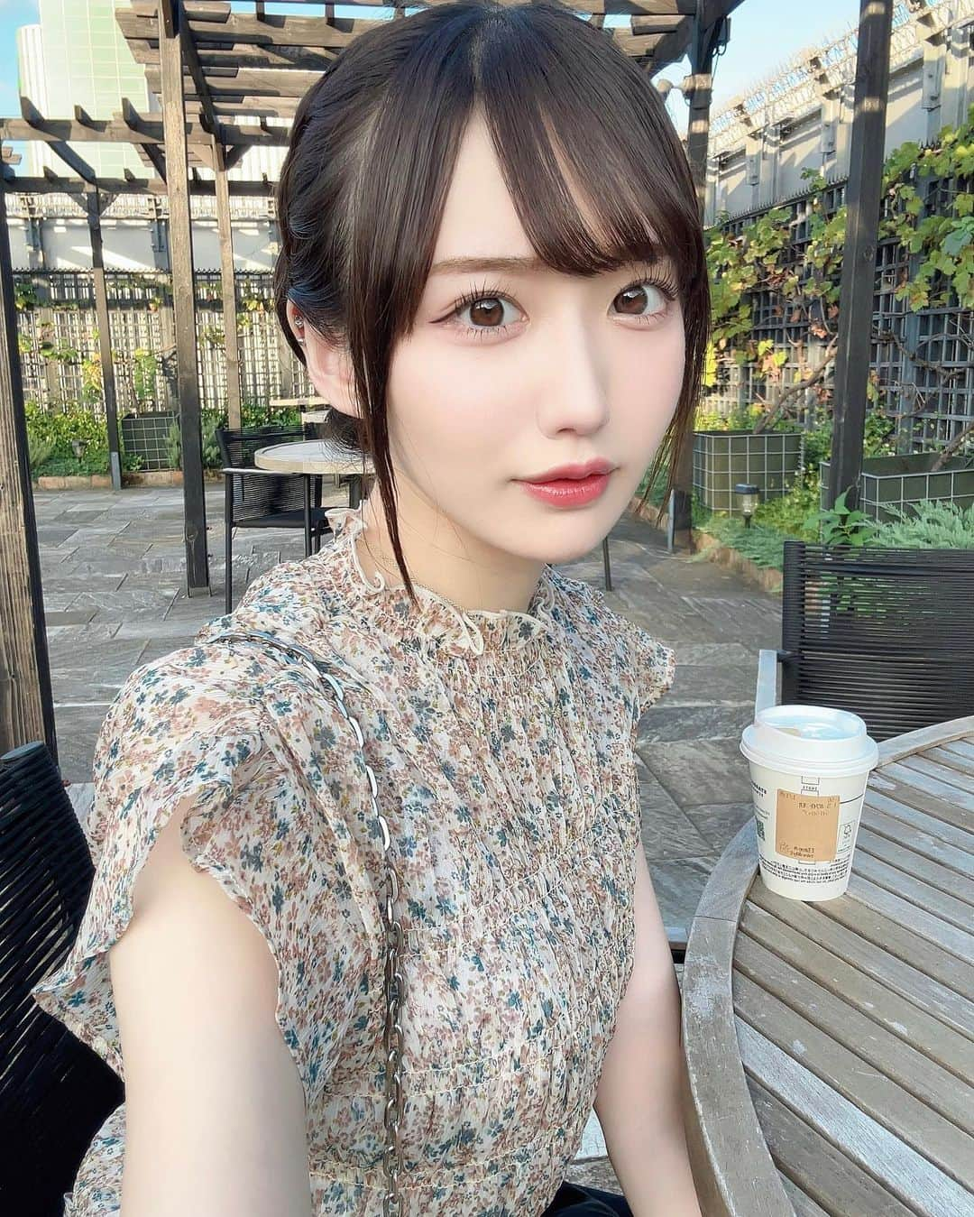 栗原えみるさんのインスタグラム写真 - (栗原えみるInstagram)「屋上でゆっくりするの好きだな〜 ・ ・ ・ ・ ・ ・ ・ ・ ・ ・ #アイドル #地下アイドル #ヘアアレンジ  #ヘアアレンジ簡単  #フレンチガーリー #ガーリー #ガーリーコーデ #大人ガーリー #ヴィンテージガーリー #ミディアム #ノースリーブ #自撮り  #自撮り界隈  #idol #fashion #followme #lfl #fyp #ootd #instagood  #dazzlin」9月14日 20時39分 - mir_0216