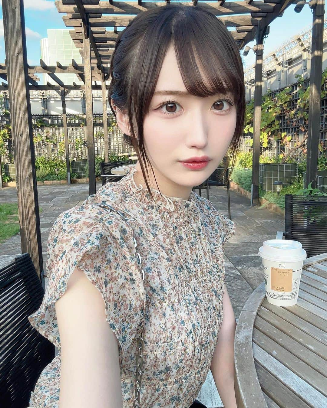 栗原えみるさんのインスタグラム写真 - (栗原えみるInstagram)「屋上でゆっくりするの好きだな〜 ・ ・ ・ ・ ・ ・ ・ ・ ・ ・ #アイドル #地下アイドル #ヘアアレンジ  #ヘアアレンジ簡単  #フレンチガーリー #ガーリー #ガーリーコーデ #大人ガーリー #ヴィンテージガーリー #ミディアム #ノースリーブ #自撮り  #自撮り界隈  #idol #fashion #followme #lfl #fyp #ootd #instagood  #dazzlin」9月14日 20時39分 - mir_0216