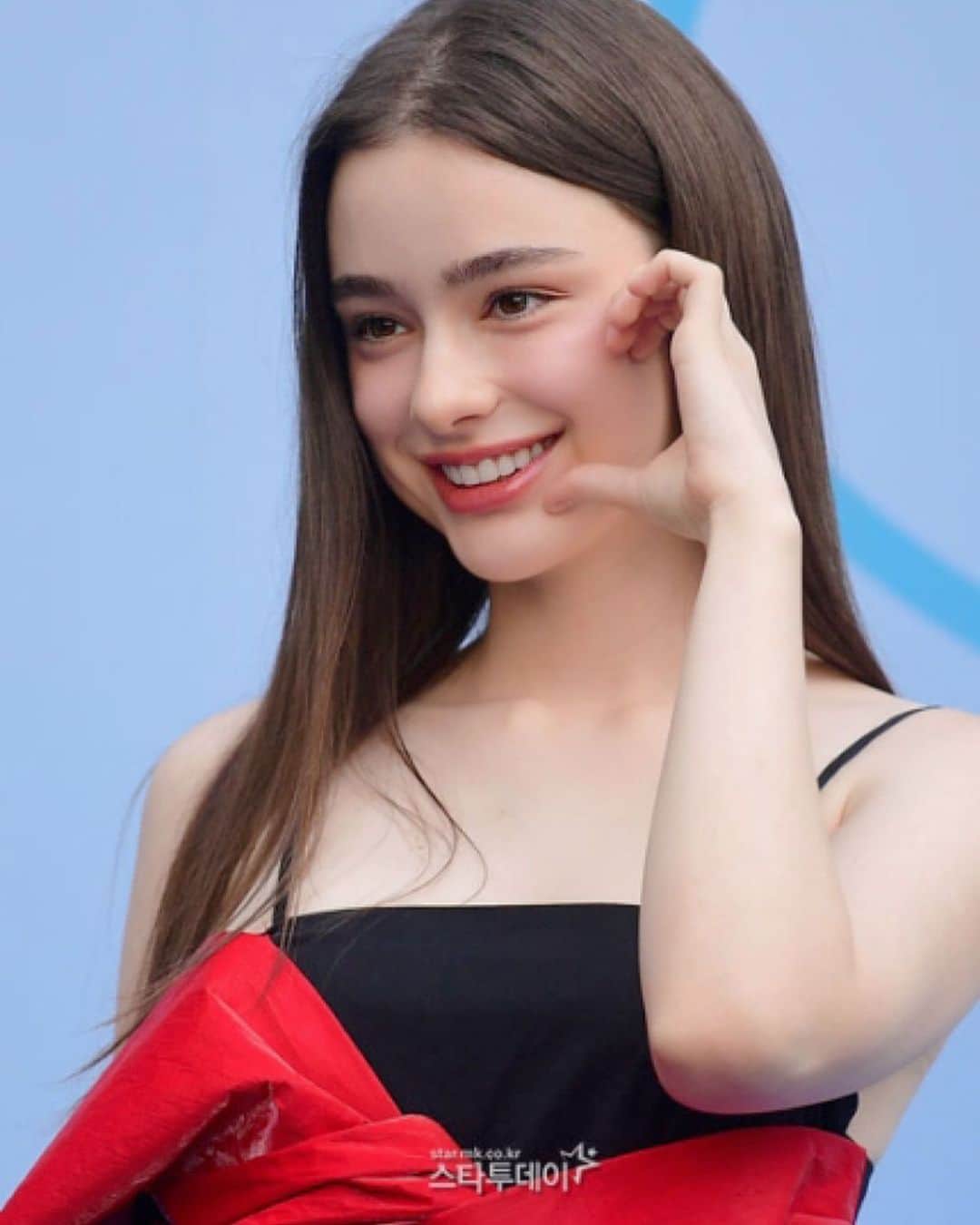 ダシャ・テゥアランのインスタグラム：「초대해 주셔서 고맙습니다! ₊˚⊹♡ I enjoyed the new collection💌 And thank you for giving me the opportunity to join Seoul Fashion Week again ₊˚⊹⋆ @maison_nica」