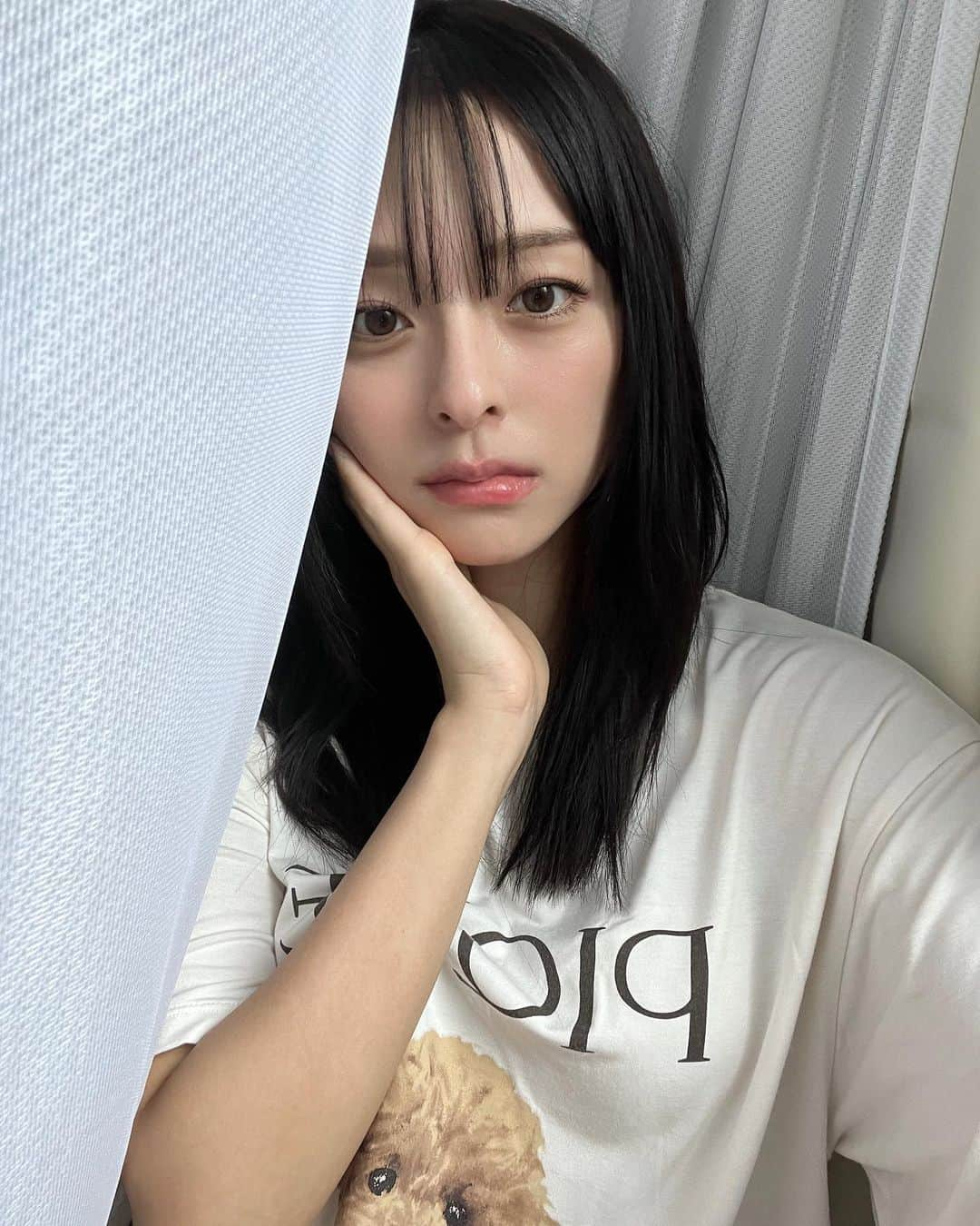 かおりのインスタグラム：「暗髪復活🖤 暗いの落ち着く！  まつげと眉毛も整えた！」