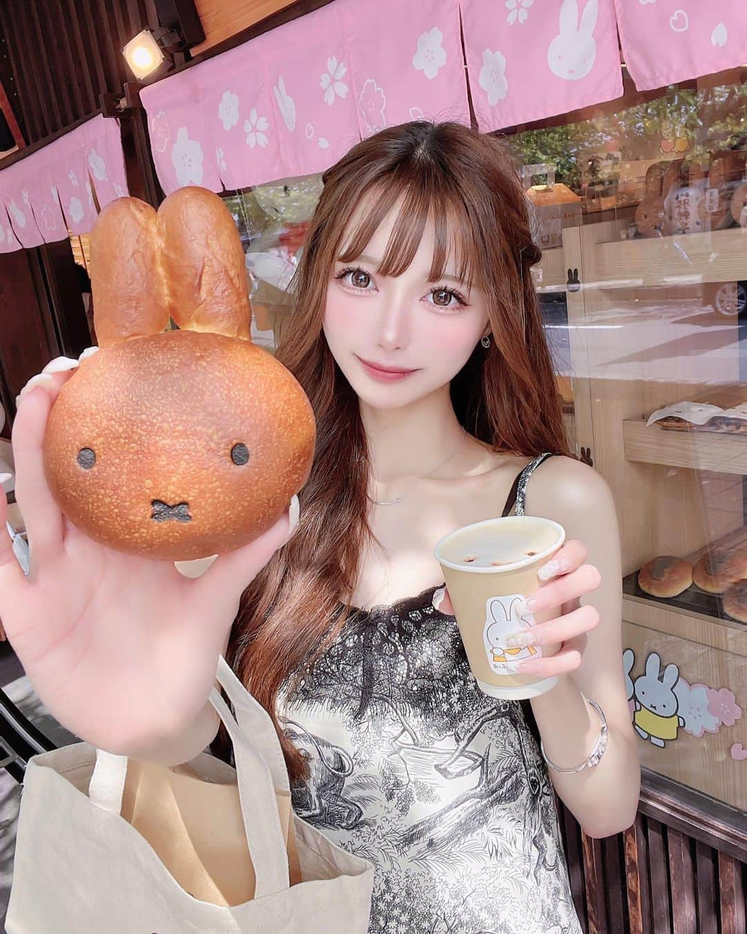 あやちゃんのインスタグラム：「念願のみっふぃー桜ベーカリー🌸🍞 可愛くて発狂した🥹💗  トートバッグ付きランチボックス残り一つで買えた🤍  #みっふぃー桜べーかりー  #ミッフィー桜ベーカリー  #嵐山カフェ #嵐山食べ歩き #嵐山グルメ  #京都嵐山 #嵐山観光 #京都カフェ #京都スイーツ #京都グルメ #ミッフィーグッズ #ミッフィーカフェ」