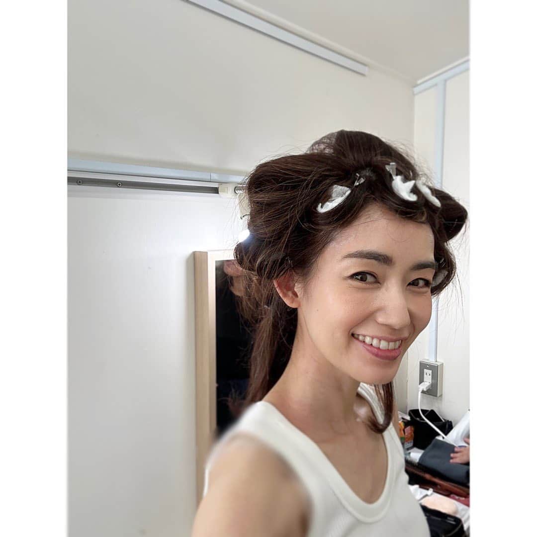 のインスタグラム：「* * ヘアメイク途中の サザエさんヘア😆 * そして今日は ストックがなくなりつつあったので 久しぶりにマスクを買いました いつでも着けられるように 持っておくとやっぱり安心…😷 * コロナとインフルエンザ どっちも流行ってるそうなので 気をつけましょうね〜😉」
