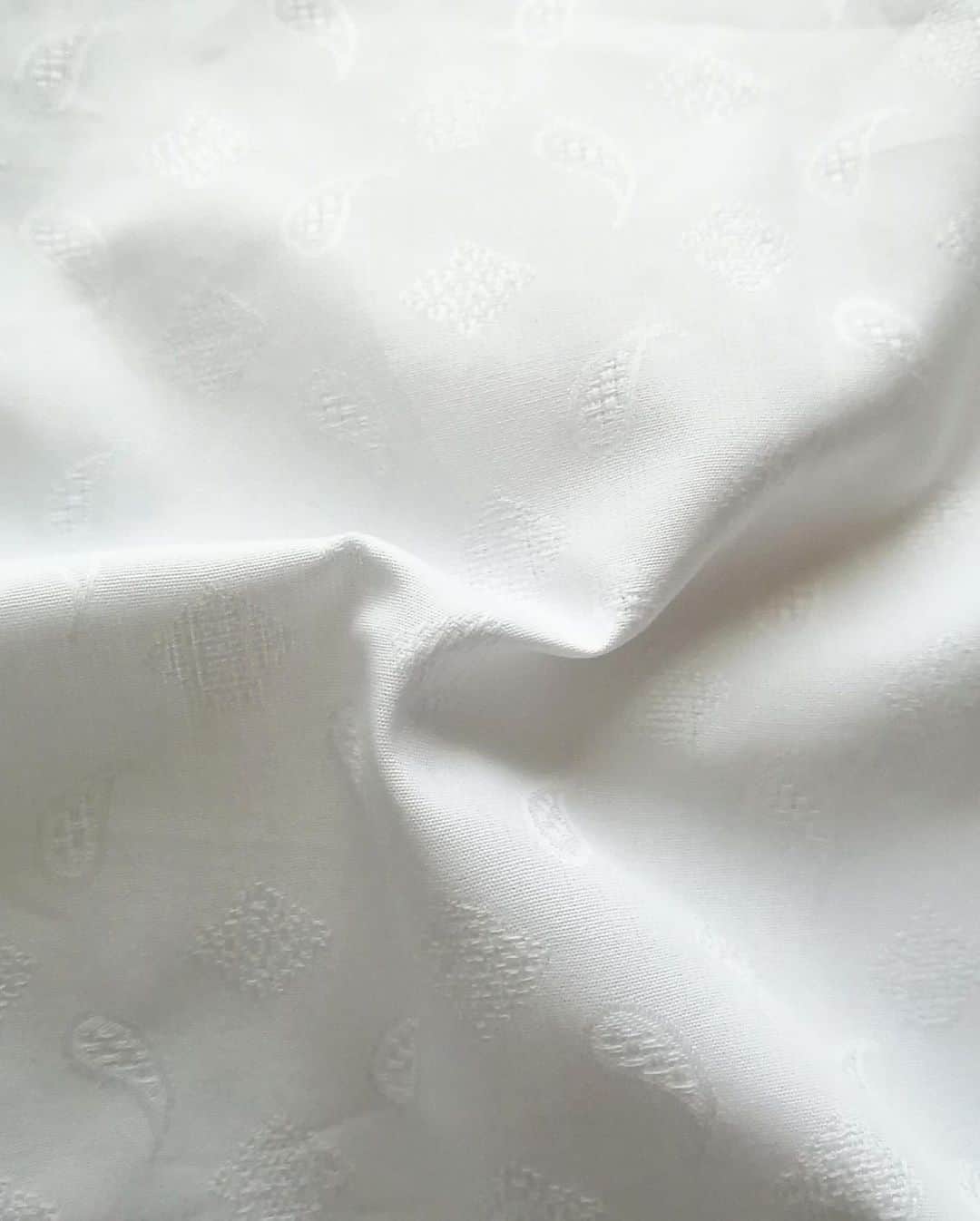 OldSUmmerさんのインスタグラム写真 - (OldSUmmerInstagram)「秋の新作！  「ホワイトシャツ」をリリースしました！  真っ白なボディに織り込まれたペイズリー＆ダイヤ型の規則的デザインがとにかくオシャレ😄 柔らかさのなかにハリがあり、着心地抜群の日本製のオリジナル白シャツ。  男性も女性も持っていると重宝します！  #アロカジ#alohacasual  #スタイリスト #純子さん  #Hawaii #wikiki #palmtree #beach #湘南 #アロハ#児島 #ジーンズ#madeinjapan #redwing #アメカジ #ジーパン #ootd  #fashion  #instafashion #vintage#リンクコーデ#アメカジコーデ#ジーパンコーデ#ビンテージ#ビッグサイズ#大きいサイズ#白シャツ」9月14日 20時33分 - oldsummer.tokyo