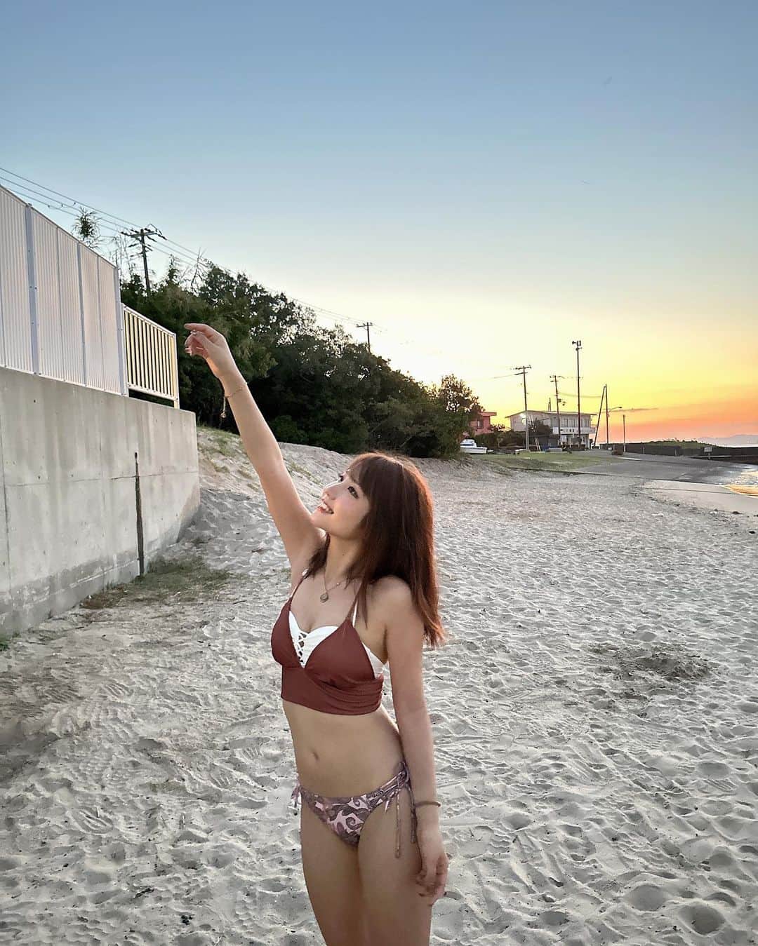 かのあい。さんのインスタグラム写真 - (かのあい。Instagram)「夕方の海いいね～🤍. どう？エモい写真になった??笑 . #水着 #海 #instagood  #daily #japanesegirl」9月14日 20時33分 - _aiai.com_