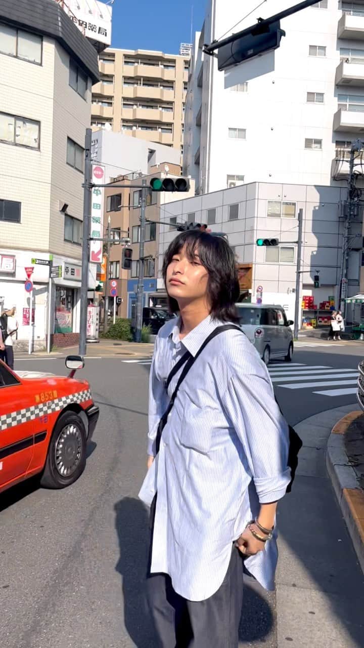 上野一稀のインスタグラム：「・ blue color shirt. ・ ・ ・ ・ ・ ・ ・ ・ ・ ・ ・ ・ ・ ・ ・ ・ ・ #メンズファッションコーデ #メンズファッションコーディネート #メンズモデル #ユニセックスコーデ #ユニセックスファッション #shirt #シャツコーデ #秋服コーデ #秋服コーディネート #韓国ファッションコーデ #韓国ファッション #ミディアムヘアアレンジ」