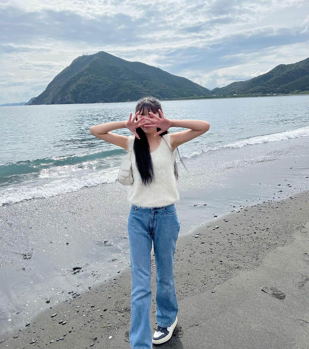 えみ姉さんのインスタグラム写真 - (えみ姉Instagram)「ㅤ ㅤ 大分県佐伯市の海が好きです♡🌊 ㅤ 最近アイラインはガッツリ跳ね上げるけど 他は甘々な感じで仕上げて甘辛な顔作るのが好き♡♡ ㅤ @miumiu のバッグとデニムはお気に入り。 韓国で買ったふわふわトップスかわいい。 ㅤ まとまらない文章。笑 ㅤ ㅤ #大分県 #大分観光 #大分 #佐伯市」9月14日 20時35分 - emk_oooo