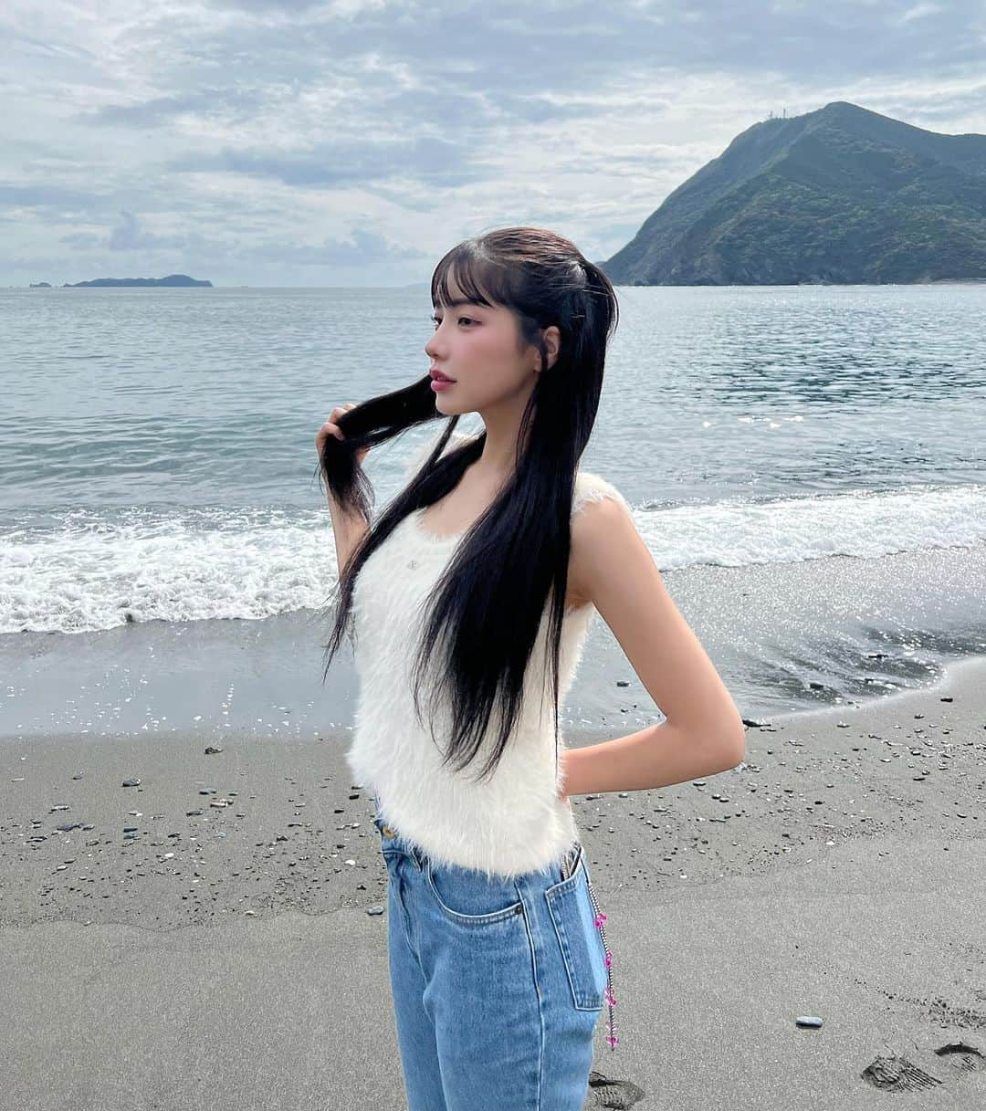 えみ姉のインスタグラム：「ㅤ ㅤ 大分県佐伯市の海が好きです♡🌊 ㅤ 最近アイラインはガッツリ跳ね上げるけど 他は甘々な感じで仕上げて甘辛な顔作るのが好き♡♡ ㅤ @miumiu のバッグとデニムはお気に入り。 韓国で買ったふわふわトップスかわいい。 ㅤ まとまらない文章。笑 ㅤ ㅤ #大分県 #大分観光 #大分 #佐伯市」