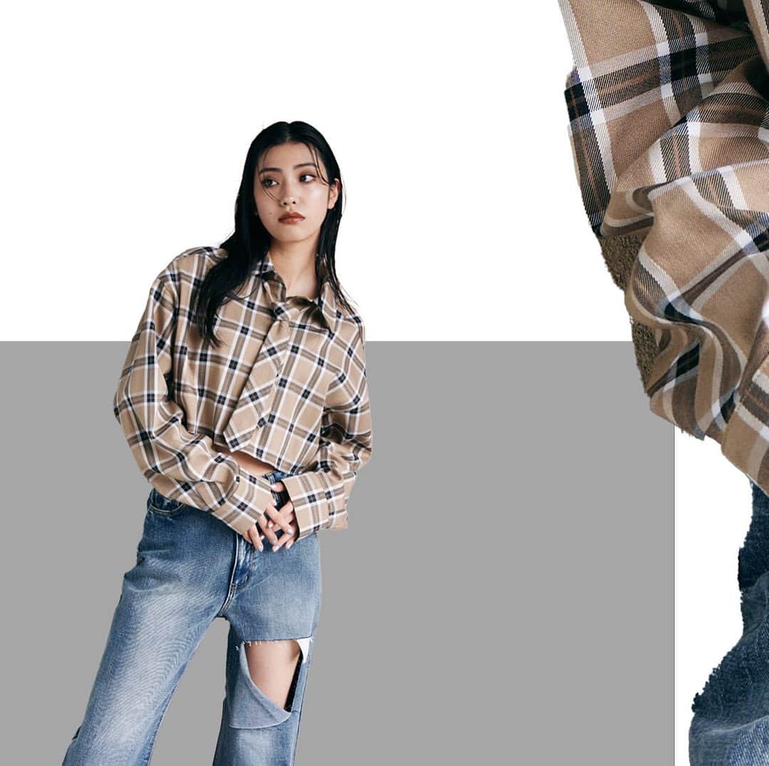 のインスタグラム：「【𝟐𝟎𝟐𝟑𝐀𝐖 𝐈𝐓𝐄𝐌】 ⁡ ✔︎︎︎︎カットオープンワイドデニム color/BLUE/BLACK price/10,780(taxin) ⁡ ■ポイント 太ももの高めの位置にカットを入れ、トレンドのアウトポケットデザインにしたデニムパンツ！ ⁡ ■ディティール 太もものカットや後ろポケットの刺繍がアクセントになるパンツ。さりげなく小文字のeにしています♪ デニムの加工感、色味がヴィンテージ感があり今季らしいです！ ブラックは加工ナシで、ステッチデザインが映えるようにしています。 ⁡ ■スタイリング ハイウエストなのでショート丈のTOPSがおすすめ。 太めのストレートシルエットなのでTOPSはコンパクトなものがスタイルアップします♪ ⁡ ---------------------------------------- ⁡ ⁡ ⁡ #ENVYM #2023AW」