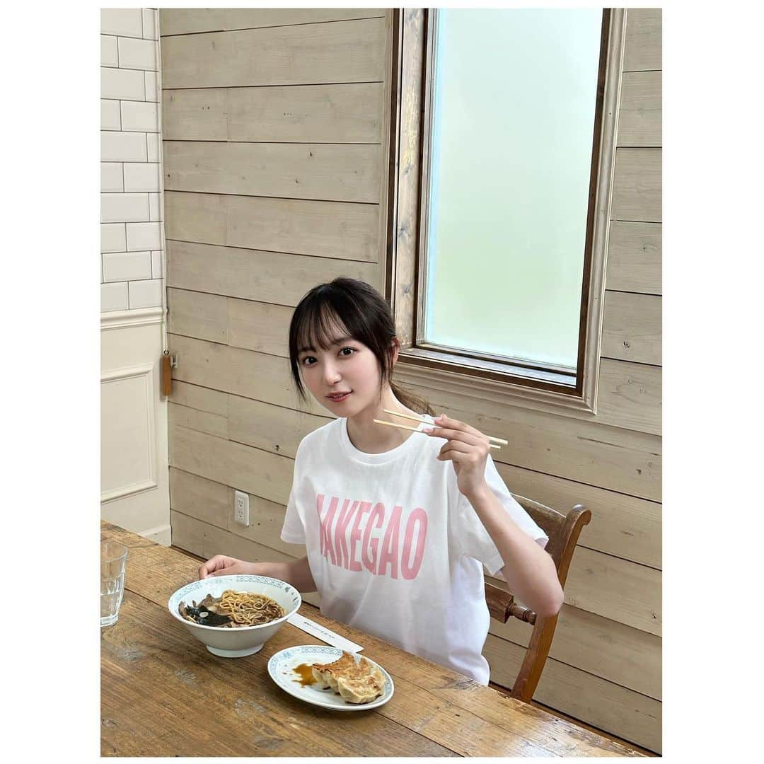 日比野芽奈さんのインスタグラム写真 - (日比野芽奈Instagram)「🍜🍥𓂃 𓈒𓏸◌‬ . . . 【TIF2023×ガラスガール】  TIFで発見！“夏のシンデレラ”プロジェクト2023  この部屋着っぽいカットでは、 なんと ガラスガールさんが作ってくださった  "負け顔 " Tシャツを着用してます！👚  私を " 夏のシンデレラ " に選んでいただいた理由の一つが " 負け顔 "  これを武器だと言ってくださって本当に嬉しかったです🥲  負け顔 も含め、私のまだまだな所を 脱ぎ捨てて、成長した素敵なシンデレラに なるところまで見届けてください...！  ラーメンも食べました(急)  本当に幸せだったな〜、、  こんな日々が続くように、 精進してまいります...！  本当にありがとうございました！🎀 . . . #ラフラフ #日比野芽奈 #アイドル #TIF #TIF2023 #ガラスガール #ラーメン #ラーメン倶楽部 #ラーメン女子 #ラーメン好きな人と繋がりたい #グラビア」9月14日 20時38分 - hibino_meina