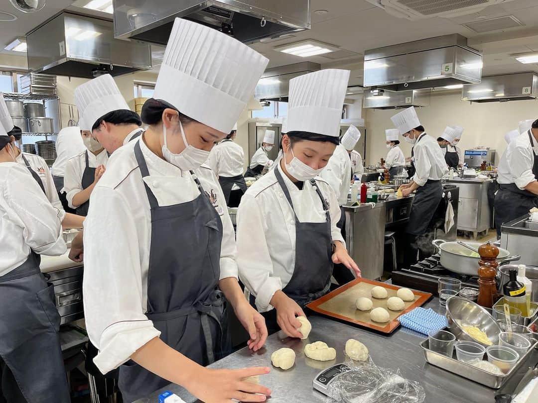 東京ベルエポック製菓調理専門学校さんのインスタグラム写真 - (東京ベルエポック製菓調理専門学校Instagram)「🧑🏻‍🍳調理師科2年生🍳 『海老と真鯛のカダイフ巻き 』 『プチパン』  小麦粉と水が主材料である「カダイフ」という食材に触れ、 下処理した海老と真鯛に綺麗に巻きつけて調理をしました。  珍しい食材に、色鮮やかなソース。 そしてパン作り🥪🥐 後期に待ち受けている卒業制作とワンハートの ヒントになったのではないかと思います🫣💭  いよいよ来週は定期試験！ ベルズクラブで放課後練習をしている学生が 本日もたくさん見受けられました🥕  #東京ベルエポック製菓調理専門学校 #ベルエポック#東京ベルエポック　　 #調理師科 #製菓も調理も学ぶ #皿盛り#シェフ #本格的　 #コラボ　#料理作り記録 #料理作り #料理好きな人と繋がりたい  #お菓子作り好きな人と繋がりたい  #お菓子作り #お菓子作り記録  #お菓子も料理もどっちも好き  #製菓調理師　 #調理師　#専門学校 #調理師科　#調理　#実習」9月14日 20時38分 - belleseika