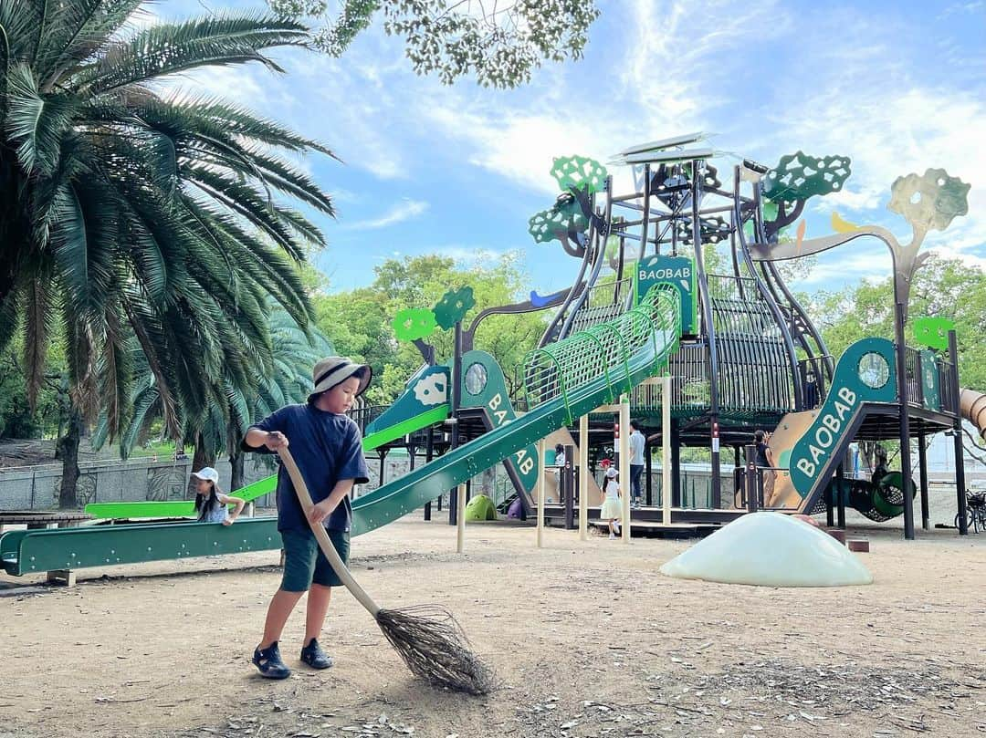 きなこのインスタグラム：「大阪吹田市の江坂公園へ🌲 大きなツリーハウスみたいな遊具にリニューアル！ 息子は魅力的な最新遊具の前で、落ちてたホウキそっくりな枝に夢中。せっせと公園の清掃活動をしてました👦🧹  昔からある遊具も一部残してくれていて、レトロなコンクリート複合遊具好きとしては嬉しい😚  そしてそして、おやつを食べに同じく江坂にあるミスドミュージアムにも行ってきました。ドーナツのトッピング体験をしたよ🍩  昔の店舗の写真や景品が展示されていて大人は懐かしくなるミュージアム。昔のミスドの店内って今よりもっと薄暗くて、アメリカンな雰囲気だった気がする。スクラッチカードを集めてピングーグッズを貰った思い出🐧✨  #江坂公園 #吹田市 #大阪 #公園 #公園遊具 #ミスドミュージアム #きなこのおでかけきろく #こどもとおでかけ #小学生 #育児 #子育て #こどもと暮らす」