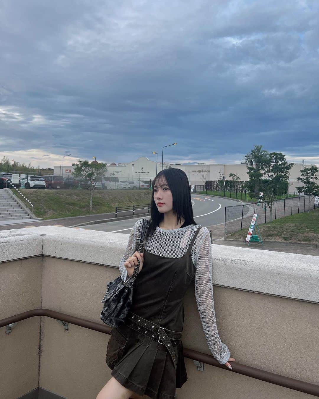 眞鍋杏樹のインスタグラム：「#anjumode  最近自分の中で#y2k ブームが来てます🖤  #fyp #ootd #ootdfashion #code #y2kfashion #zara #zaraコーデ #骨格ウェーブ #高身長コーデ #02 #02년생 #옷스타그램 #룩북」
