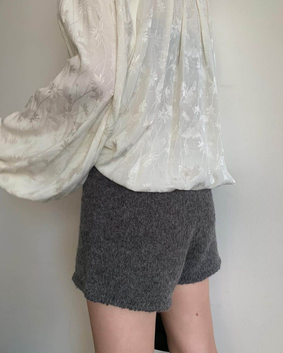 前坂美結さんのインスタグラム写真 - (前坂美結Instagram)「ずーっとしたかったコーデ🍂🤍　  てろんとしたシャツにニットのショートパンツ♡  秋服って本当可愛いよなぁ〜🍠 ( タグしたよ🏷️ )  . tops #NOUNLESS  @_nounless  このバルーンの袖と落ち感がもう…🥹♡ ガーベラの花が散りばめられてるオリジナルのジャガード柄が可愛くて上品でとても好き♡  縛りの加減でボリューム感も変えられるよ🪿　  . pants #mooses @__mooses  はい、毎年ゲットしてますmoosesのニット。 今年はきゃわいいニットおパンツ🩶　 履いた時の後ろ姿も可愛くて、トップスにも合わせやすいからニットショートパンツ初めての人にもめちゃくちゃおすすめ🥰♡   . bag #CELINE @celine   #秋コーデ #秋服  #昨日につづき　 #秋 #大好き #🍠」9月14日 20時48分 - miyumaesaka