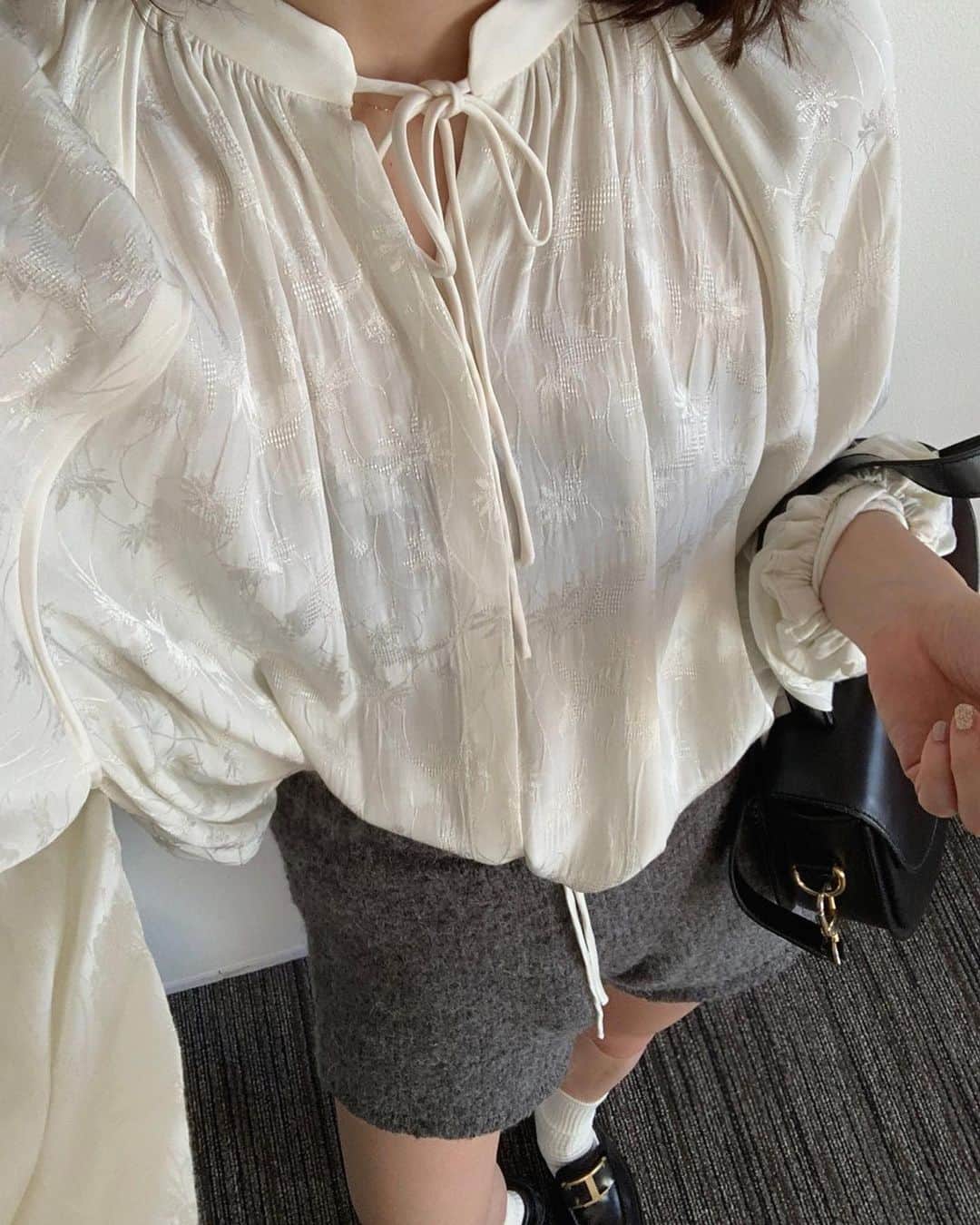 前坂美結さんのインスタグラム写真 - (前坂美結Instagram)「ずーっとしたかったコーデ🍂🤍　  てろんとしたシャツにニットのショートパンツ♡  秋服って本当可愛いよなぁ〜🍠 ( タグしたよ🏷️ )  . tops #NOUNLESS  @_nounless  このバルーンの袖と落ち感がもう…🥹♡ ガーベラの花が散りばめられてるオリジナルのジャガード柄が可愛くて上品でとても好き♡  縛りの加減でボリューム感も変えられるよ🪿　  . pants #mooses @__mooses  はい、毎年ゲットしてますmoosesのニット。 今年はきゃわいいニットおパンツ🩶　 履いた時の後ろ姿も可愛くて、トップスにも合わせやすいからニットショートパンツ初めての人にもめちゃくちゃおすすめ🥰♡   . bag #CELINE @celine   #秋コーデ #秋服  #昨日につづき　 #秋 #大好き #🍠」9月14日 20時48分 - miyumaesaka