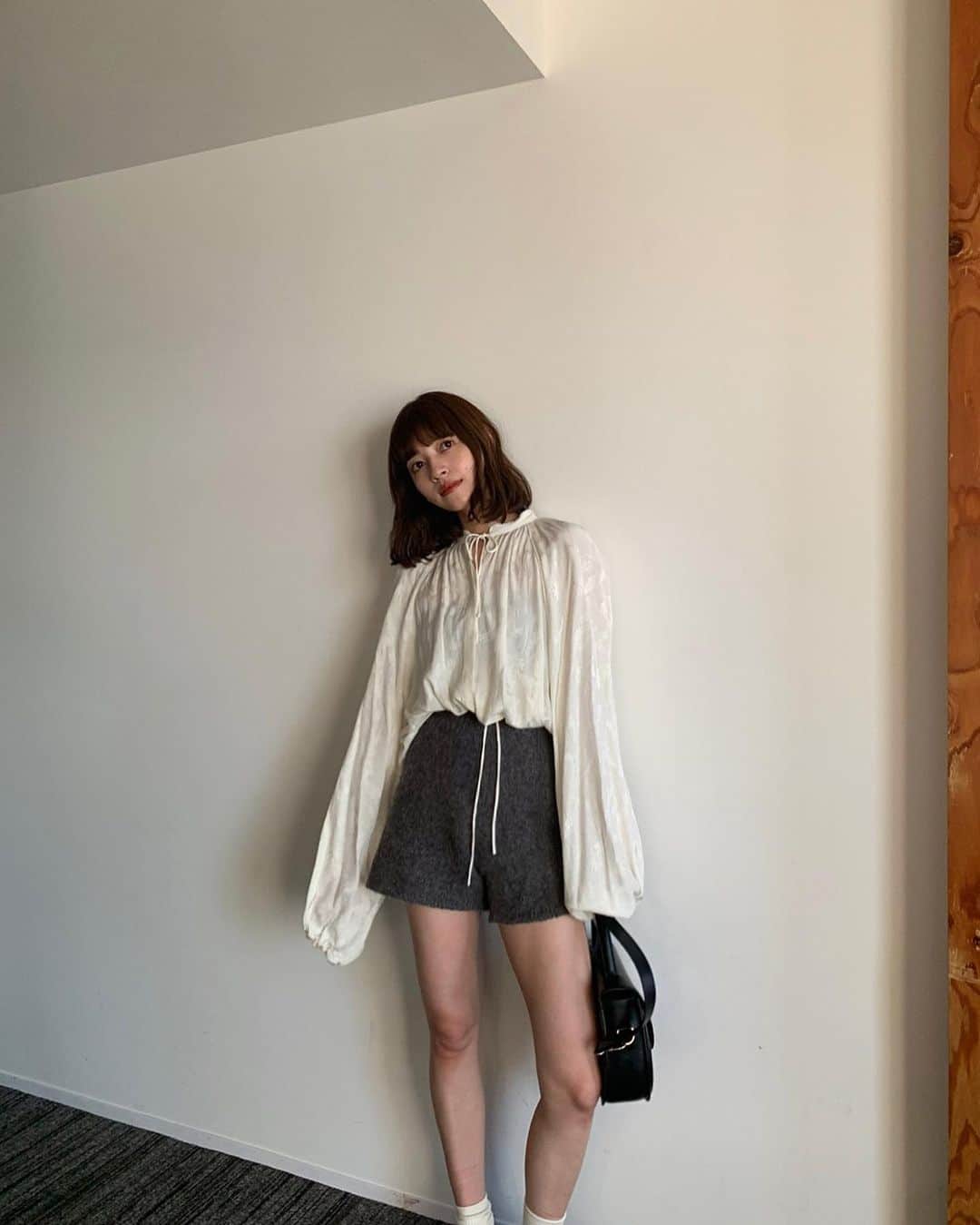 のインスタグラム：「ずーっとしたかったコーデ🍂🤍　  てろんとしたシャツにニットのショートパンツ♡  秋服って本当可愛いよなぁ〜🍠 ( タグしたよ🏷️ )  . tops #NOUNLESS  @_nounless  このバルーンの袖と落ち感がもう…🥹♡ ガーベラの花が散りばめられてるオリジナルのジャガード柄が可愛くて上品でとても好き♡  縛りの加減でボリューム感も変えられるよ🪿　  . pants #mooses @__mooses  はい、毎年ゲットしてますmoosesのニット。 今年はきゃわいいニットおパンツ🩶　 履いた時の後ろ姿も可愛くて、トップスにも合わせやすいからニットショートパンツ初めての人にもめちゃくちゃおすすめ🥰♡   . bag #CELINE @celine   #秋コーデ #秋服  #昨日につづき　 #秋 #大好き #🍠」