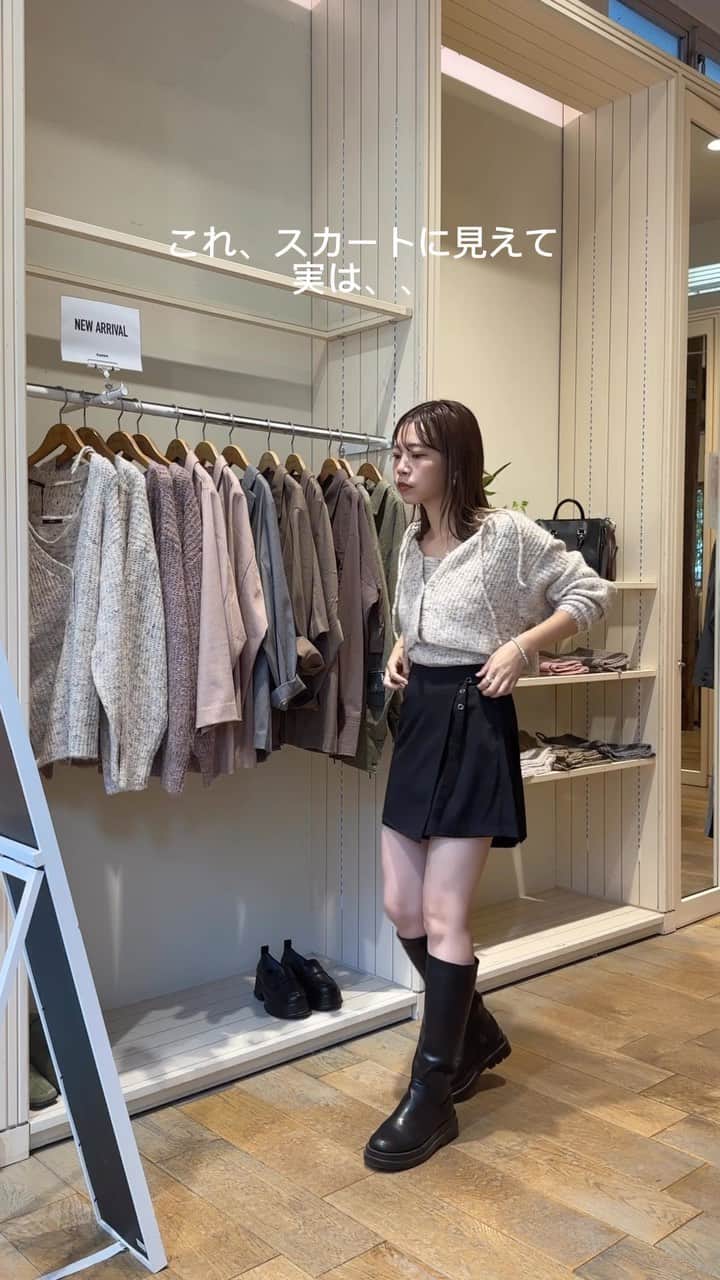 のインスタグラム：「ミニスカートに見えて実は、 ショートパンツ！ これ、今Kastaneボトムの中で1番アツい🔥 履いたらびっくり、お腹もお尻も消えて スタイルアップがすごい🫶🏻  オーバーサイズのニットやコートが増える時期までに ぜひgetしておいてください🫰🏻  足出したくない人は、 冬にタイツにロングブーツ合わせもおすすめ☃️  #Kastane #秋コーデ #秋服コーデ #トレンドコーデ  #ミディアムボブ #ミディアムヘア #ミディアムヘアアレンジ  #高身長コーデ #高身長女子 #骨格ナチュラル  #カスタネ #30代コーデ #アラサーコーデ #着回しコーデ #スカパン #ミニスカート #ショートパンツコーデ #ロングブーツ」