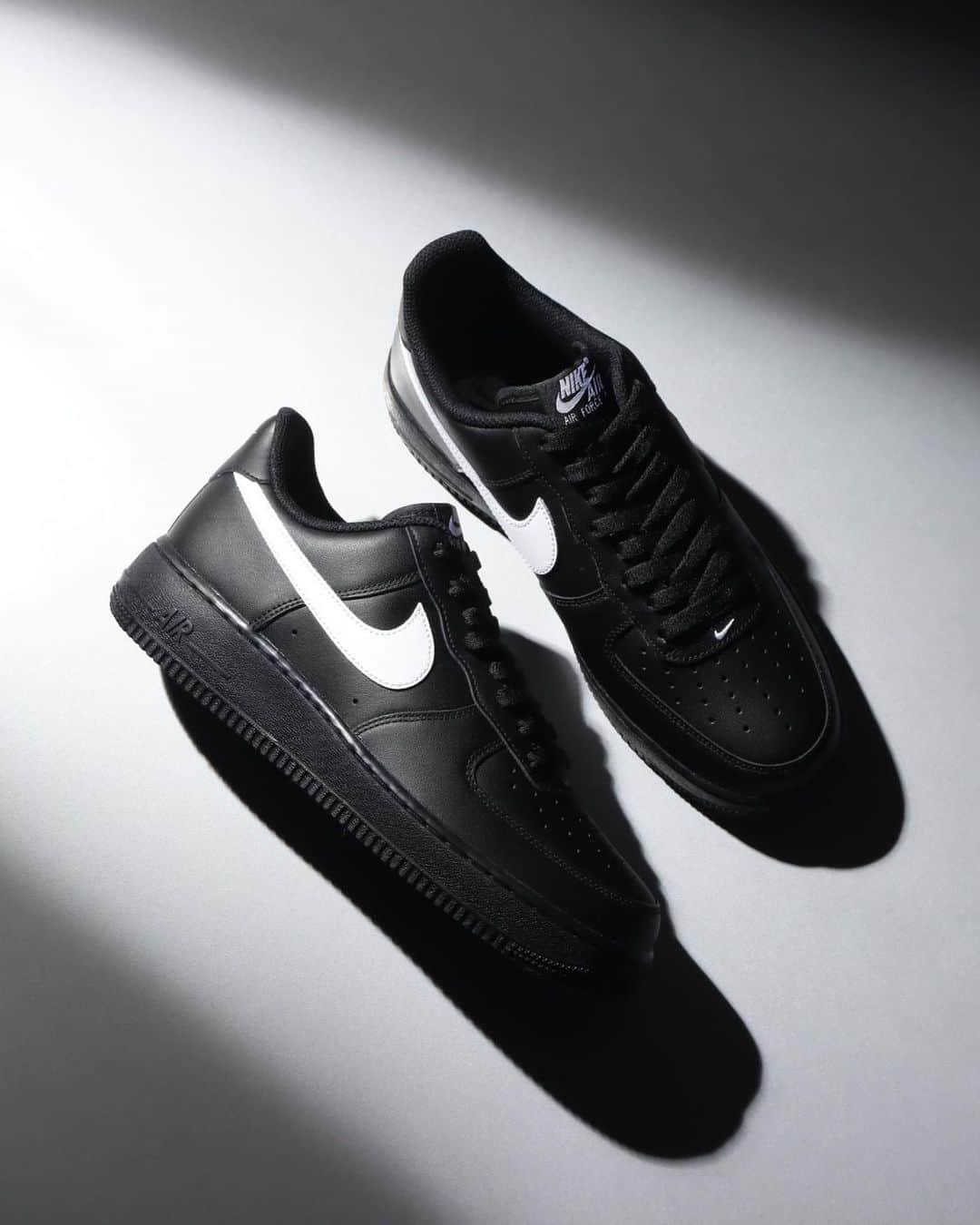 アトモスさんのインスタグラム写真 - (アトモスInstagram)「. ブラックアッパーにホワイトのアクセントが効いたAIR FORCE 1とAIR MAX 1が登場。 AIR FORCE 1はバスケットボールコート向けの快適さとオフコートスタイルを融合し、80年代のモデルにヒントを得た構造、大胆なディテール、ノータッチシュートのように美しいスタイルといった大人気のデザインを新たにアレンジした一足。AIR MAX 1はフランス建築をイメージしたデザインで、スポーツ界で称えられ、ファッション界を歓喜させたシューズ。Airを世界に知らしめたエア マックス シリーズの最初の一足です。 スピード感のあるスタイル、定評のあるクッショニング、クラシックな波型のマッドガードを備え、1987年以来スニーカー界のトップに君臨し続けています。 本商品は現在atmos 各店（一部店舗除く）、atmos オンラインにて発売中。  Introducing the AIR FORCE 1 and AIR MAX 1 with black uppers and white accents. The AIR FORCE 1 combines basketball-court comfort with off-court style, reimagining a popular design with 80s-inspired construction, bold details, and no-touch style. The AIR MAX 1 is a shoe that was praised in the sports world and delighted the fashion world with its design inspired by French architecture. The first pair of the Air Max series that introduced Air to the world. With its fast-paced style, legendary cushioning, and classic wavy mudguard, it's been at the top of the sneaker world since 1987. This product is currently on sale at atmos stores (excluding some stores) and atmos online.  #atmos#nike#af1#am1」9月14日 20時43分 - atmos_japan