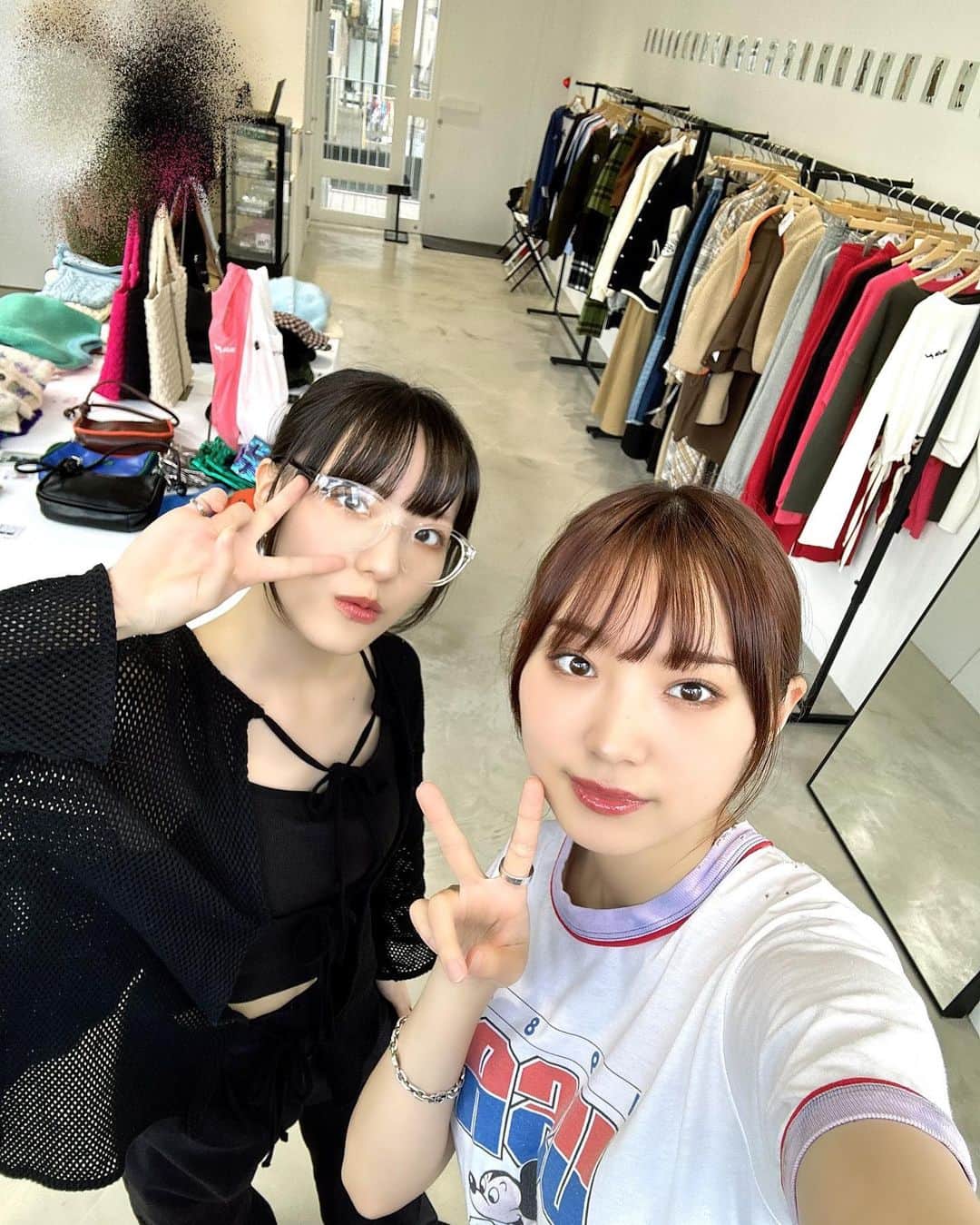 井尻晏菜さんのインスタグラム写真 - (井尻晏菜Instagram)「⁡ ⁡ . ⁡ ⁡ ⁡ @yustagram12 と MILKFED 2023 WINTER EXHIBITION  にお邪魔させていただきました！ ⁡ ⁡ ⁡ ⁡ 秋服冬服大好き人間なので目移りが止まりません。 とても素敵な空間でした！ ⁡ ⁡ 届くのが待ち遠しいです💪🏻 ⁡ ⁡ ⁡ XLARGE/X-girlさんにもお邪魔させていただいたので、この秋は楽しみが止まりません！ ⁡ ⁡ ⁡ 早く袖を通せる気温になれ〜🍂 ⁡ ⁡ @milkfedjp   #milkfed」9月14日 20時44分 - ijirianna0120
