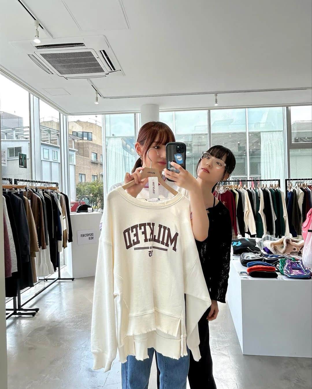 井尻晏菜さんのインスタグラム写真 - (井尻晏菜Instagram)「⁡ ⁡ . ⁡ ⁡ ⁡ @yustagram12 と MILKFED 2023 WINTER EXHIBITION  にお邪魔させていただきました！ ⁡ ⁡ ⁡ ⁡ 秋服冬服大好き人間なので目移りが止まりません。 とても素敵な空間でした！ ⁡ ⁡ 届くのが待ち遠しいです💪🏻 ⁡ ⁡ ⁡ XLARGE/X-girlさんにもお邪魔させていただいたので、この秋は楽しみが止まりません！ ⁡ ⁡ ⁡ 早く袖を通せる気温になれ〜🍂 ⁡ ⁡ @milkfedjp   #milkfed」9月14日 20時44分 - ijirianna0120