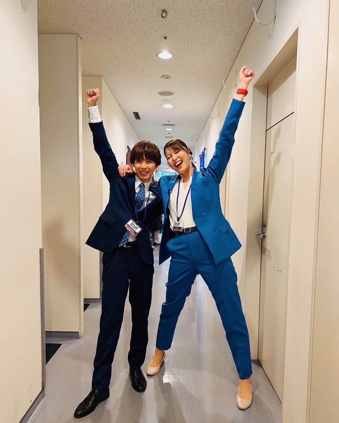 のインスタグラム：「『SHINE SHOW！』  いよいよ明日から兵庫公演です！  3日間4公演、楽しむぞ〜 最高の上司鈴本さんとのツーショット！  #シャインショウ #SHINESHOW #兵庫」