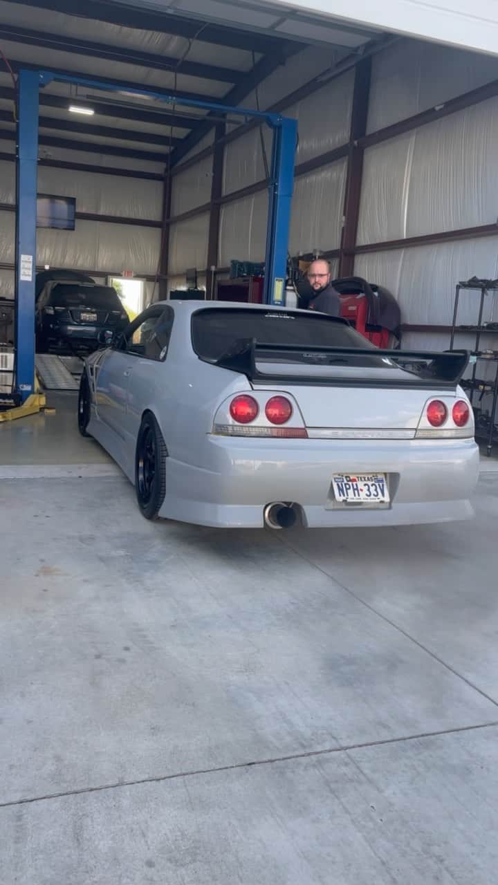 スティーブのインスタグラム：「Oh yeah!! Our skyline starting to sound good!! Ivan @ipstuned been working on some stuff and a new Haltech install to get this car performing nice!!!  アイヴァンが頑張ってスカイラインのチューニングをしてくれてます。まだまだだけどいい感じになってきてるよね」