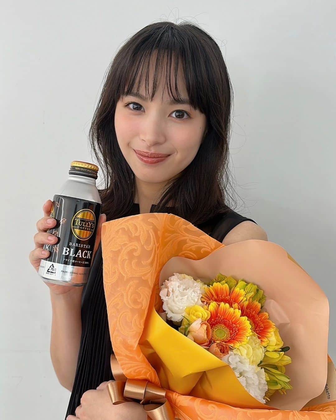 関水渚のインスタグラム：「なぎさだよ🌼  伊藤園さんから発売しているタリーズシリーズのバリスタズブラックのTV CMに出演させていただくことになりました🐩🖤  このコーヒー、缶コーヒーでここまで行けるんだ…！と思える香りと味のクオリティなんです❣️  コーヒー好きなので、コーヒー専門店にも行ったりしますが、バリスタズブラックのボトルを開けた瞬間の香りがコーヒー専門店の扉を開けた時と同じ香りがするんです…❣️  本当に美味しいコーヒーなので、是非皆様も飲んでみてください❣️ 一度飲んだら虜になっちゃうと思います❣️  TV CMは9/19から放送です🐩🖤  #タリーズ  様 #バリスタズブラック  #伊藤園  様」
