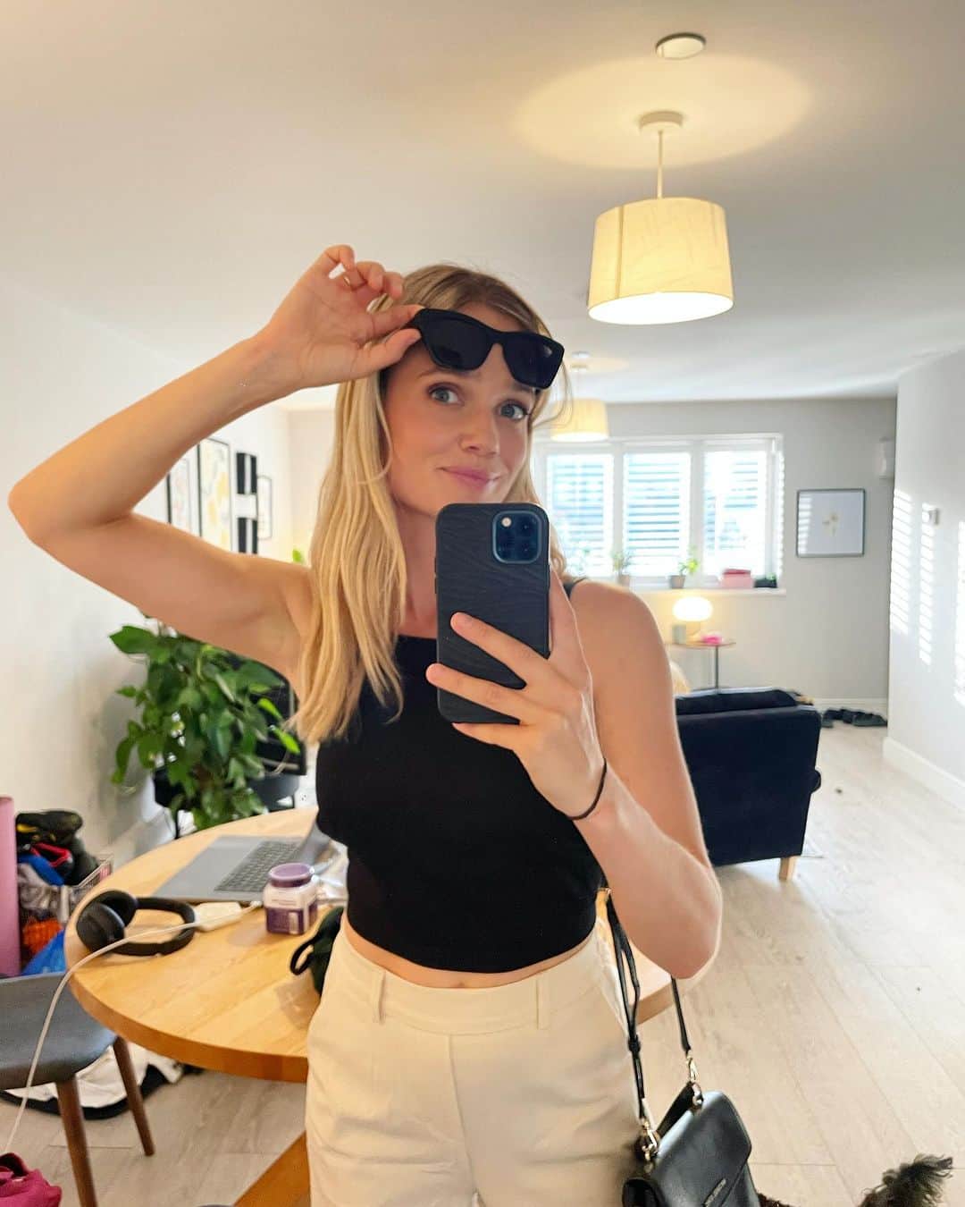 フローリーのインスタグラム：「The last few weeks have been filled with writing, SWEAT 🥵, visa applications, playing the piano with more than 4 fingers, friendly faces, missed zoom calls, the longest to do list that ever existed, and either gourmet dinners or the last pickle in the jar that’s been at the top of the fridge for about 5 years.   In the famous words of Ronan Keating ‘life is a rollercoaster just gotta ride it’ Hope you’re all doing well, sending lots of love ❤️」