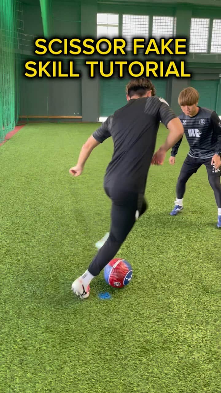 たまこうのインスタグラム：「. Simple dribbling technique🔥 シンプルなドリブル🔥  follow me⬇️ @tamakou0908   #サッカー#サッカードリブル#サッカー少年#サッカーママ#サッカーパパ#たまこう#長崎総附サッカー部#サッカースクール#soccer#football#footballskill #soccerskills #footballplayer #soccerplayer」