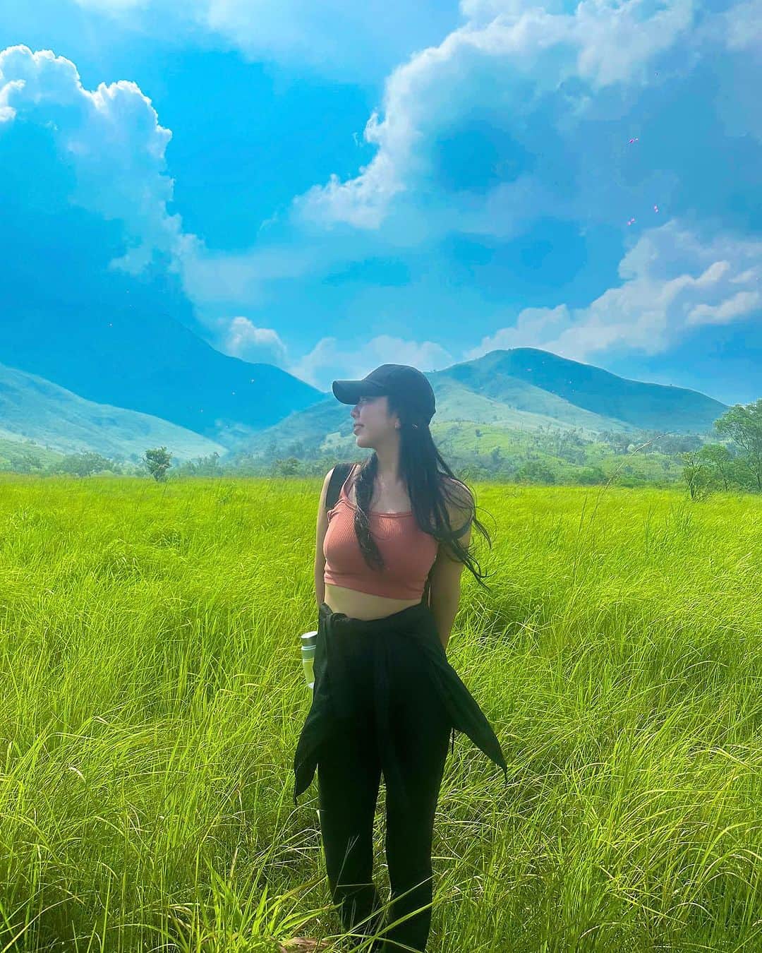 黒木桃子のインスタグラム：「📍Balingkilat / Zambales  Hiking time⛰️ ハイキングに行ってきたよ！のどかな山に囲まれてリフレッシュ😊  川や滝にも行けてとっても楽しかった フィリピンは自然が本当に綺麗だな♡  #フィリピン #ハイキング女子 #海外ハイキング #自然が好き #ルソン島 #balingkilat #zambales #旅がしたい」