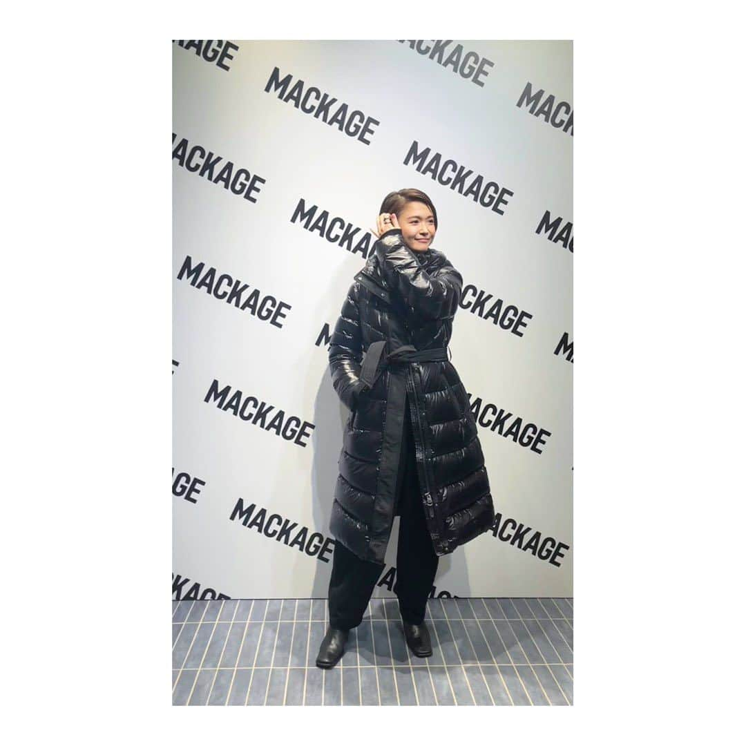 中本千尋のインスタグラム：「南青山に9/16オープンする　@mackage 『マッカージュ』のレセプションへ。 . 1着キャメルを持ってるんだけど、 生地も気持ちが良くて、デザインも可愛くて、軽くて保温性にものすごく優れていて。 . さむーい冬に本当に助けられている　@mackage  のダウン。 . 今年は雰囲気を変えてブラックに。 ウエストで絞められるのでシルエットも可愛くて。 . ダウンを着ると同じ雰囲気になりがちだけど、これなら自分らしく楽しめそう😉 . 年末年始、海外に行きたいなーと企画しているので、着ていける楽しみが増えました🙃 .  #mackage  #マッカージュ #ダウンジャケット」