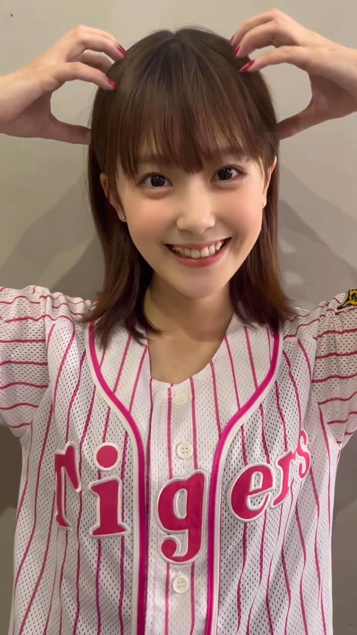 のインスタグラム：「阪神タイガース優勝おめでとうございます㊗️🎊  うれしいーーー！！ 関西人の血が騒ぎました！テレビの前で張り付いてました！  #阪神タイガース#阪神#阪神優勝#野球#torako #野球観戦#トラコ#虎#阪神タイガース#野球女子#野球#野球女子#are#アレ」