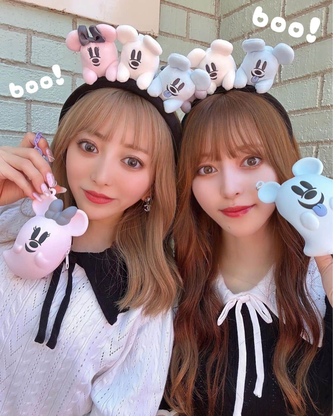 ひなたろす（佐原ひなた）のインスタグラム：「Halloween disney 👻🫶❕  ちょこんって🩵🤍🩷 3colorの👻が乗ってるのかわいすぎ。  とっても充実した🎀  #disney #お揃いコーデ #disneyland #ディズニー #ディズニーコーデ #双子コーデ #シミラールック #モノトーン #zara #ディズニーグッズ #ディズニーカチューシャ #ハロウィンディズニー #halloween #halloweendisney #disneyhalloween #ディズニーハロウィン #dハロ仮装 #dハロ」