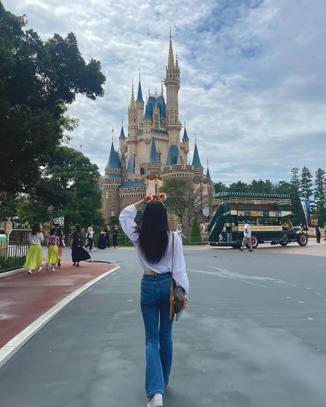 Asakaさんのインスタグラム写真 - (AsakaInstagram)「久しぶりのOFFの日に 家族でディズニーランド行ってきた🐭🏰🌈  姉の子ども達いるからジェットコースターには乗らず子ども達が乗りたい、美女と野獣とジャングルクルーズとか乗ったり沢山ショーを見たんだけど、もぅあさかおばさん汗だくだく🥵笑笑  あっそういえば、ジャングルクルーズにゴリラいたの笑🦍 １人で『やば、ディズニーでゴリ活🤭』って思った笑笑  とってもいい休日になって楽しかったなぁ😚  さすが夢の国✨🐭🏰🌈  #vivi #vivigirl #看護師 #看護師モデル #photo #ootd #fashion #model #nurse #좋아요 #인스타그램 #패션 #한국 #패션 #메이크 #메이크업 #머리  #photo #love #ootd #좋아요 #인스타그램 #패션 #ディズニー #ディズニーランド #disney #disneyland #ディズニーコーデ #ディズニーカチューシャ #ゴリラ #ゴリ活」9月14日 20時55分 - aasakaa_0102