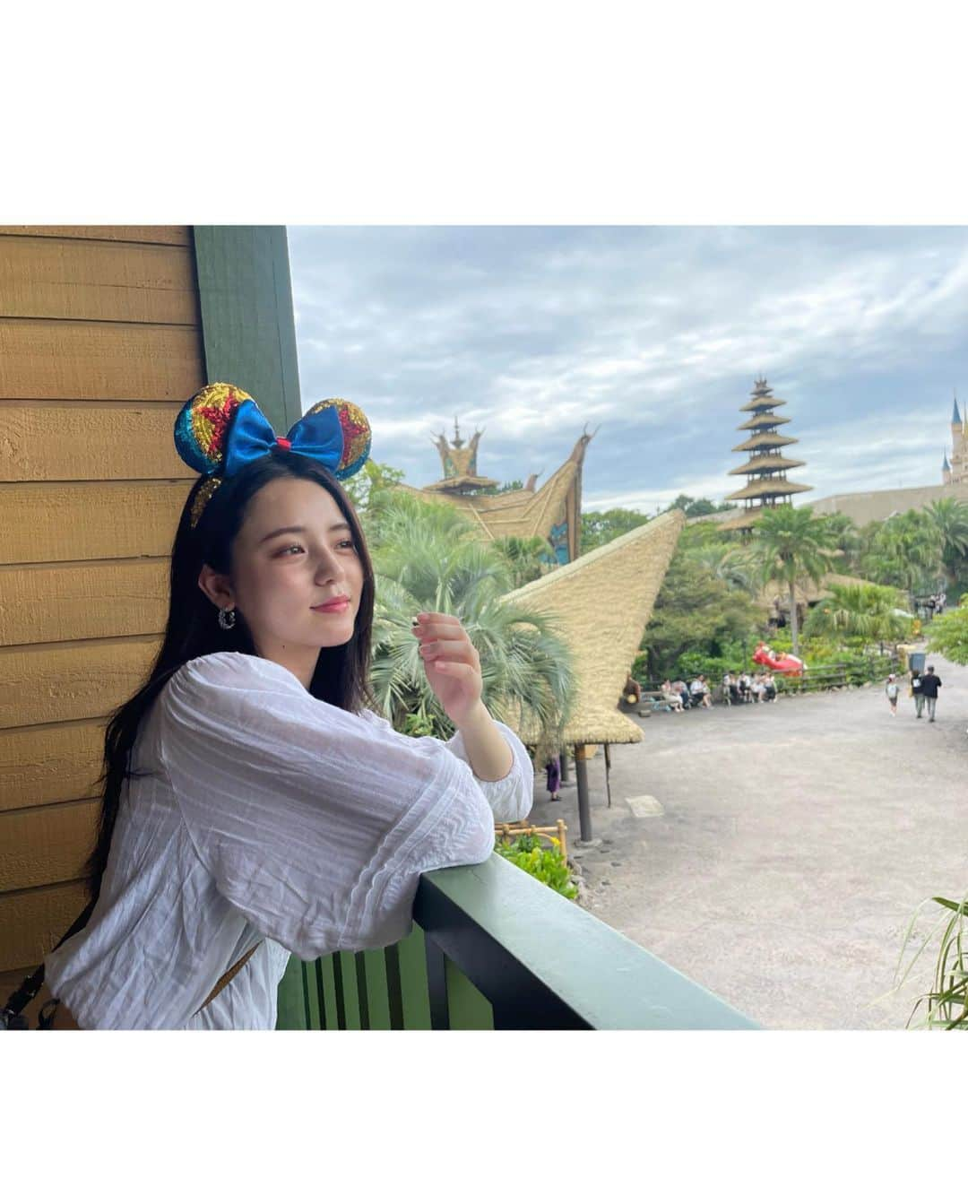 Asakaさんのインスタグラム写真 - (AsakaInstagram)「久しぶりのOFFの日に 家族でディズニーランド行ってきた🐭🏰🌈  姉の子ども達いるからジェットコースターには乗らず子ども達が乗りたい、美女と野獣とジャングルクルーズとか乗ったり沢山ショーを見たんだけど、もぅあさかおばさん汗だくだく🥵笑笑  あっそういえば、ジャングルクルーズにゴリラいたの笑🦍 １人で『やば、ディズニーでゴリ活🤭』って思った笑笑  とってもいい休日になって楽しかったなぁ😚  さすが夢の国✨🐭🏰🌈  #vivi #vivigirl #看護師 #看護師モデル #photo #ootd #fashion #model #nurse #좋아요 #인스타그램 #패션 #한국 #패션 #메이크 #메이크업 #머리  #photo #love #ootd #좋아요 #인스타그램 #패션 #ディズニー #ディズニーランド #disney #disneyland #ディズニーコーデ #ディズニーカチューシャ #ゴリラ #ゴリ活」9月14日 20時55分 - aasakaa_0102