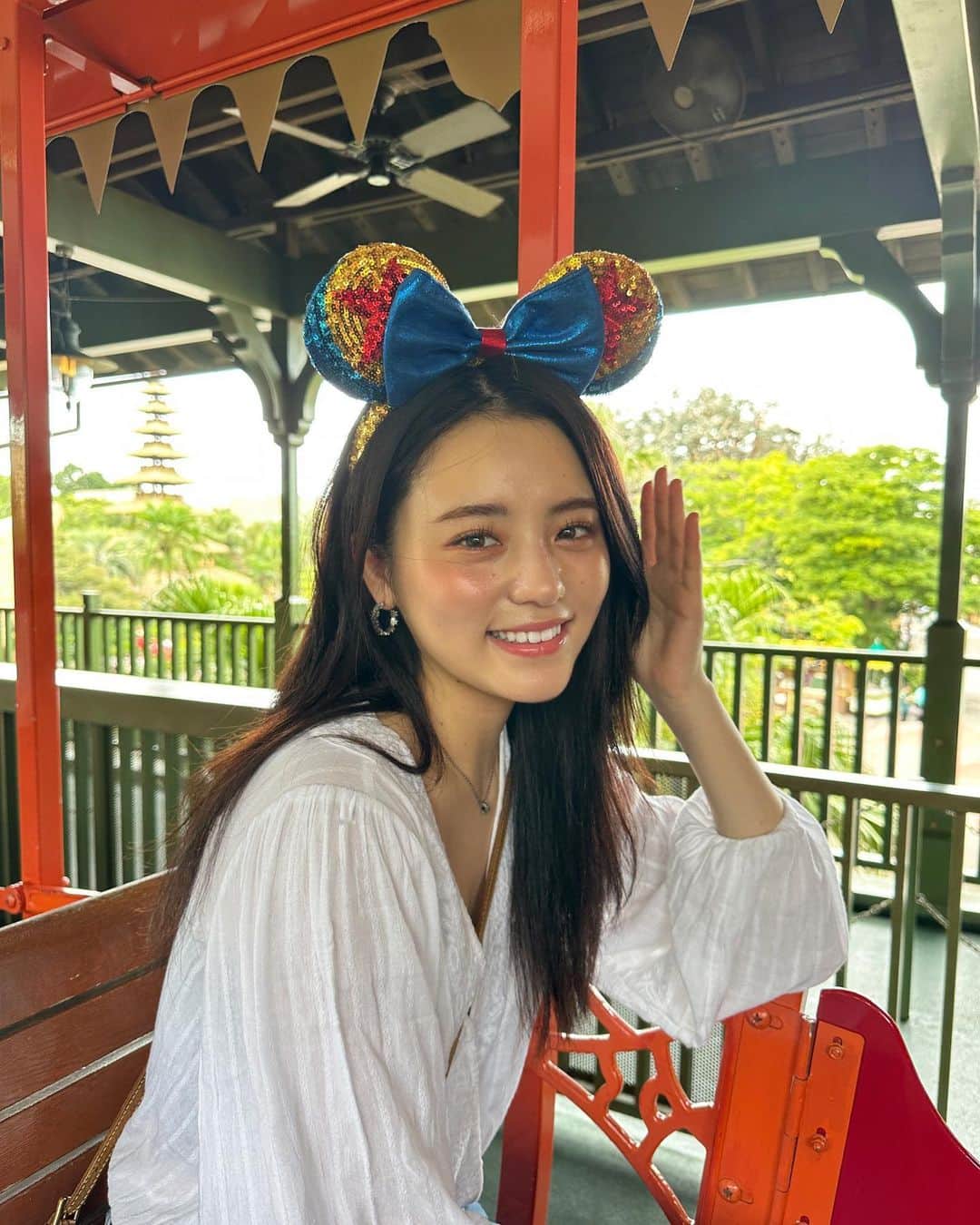 のインスタグラム：「久しぶりのOFFの日に 家族でディズニーランド行ってきた🐭🏰🌈  姉の子ども達いるからジェットコースターには乗らず子ども達が乗りたい、美女と野獣とジャングルクルーズとか乗ったり沢山ショーを見たんだけど、もぅあさかおばさん汗だくだく🥵笑笑  あっそういえば、ジャングルクルーズにゴリラいたの笑🦍 １人で『やば、ディズニーでゴリ活🤭』って思った笑笑  とってもいい休日になって楽しかったなぁ😚  さすが夢の国✨🐭🏰🌈  #vivi #vivigirl #看護師 #看護師モデル #photo #ootd #fashion #model #nurse #좋아요 #인스타그램 #패션 #한국 #패션 #메이크 #메이크업 #머리  #photo #love #ootd #좋아요 #인스타그램 #패션 #ディズニー #ディズニーランド #disney #disneyland #ディズニーコーデ #ディズニーカチューシャ #ゴリラ #ゴリ活」