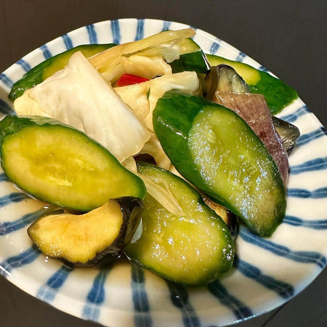 増田有華のインスタグラム：「＊  野菜ぶっこみ浅漬け うまうまにできました！  白だし大さじ3、醤油小さじ1、砂糖大さじ1/2、塩昆布パラパラ、唐辛子ぱらぱら笑 いつもながら分量目分で適当ですんません  ここに好きな野菜ぶっ込んで漬けたら完成！ わしはきゅうり、キャベツ、茄子、茗荷を漬けたぜよ  塩昆布なくてもいけますし、塩昆布だけでもできますっ！作りたい人はどうとでもなるので気合いで作ってみてください（まともではない文章）  ２日目がかなり漬かってて、ハイボールに合うーーーーーー！！！！最高おおおおお🍺  ・ ・ ・ #増田飯ぃ #浅漬け #白だし浅漬け #つくりおきおかず  #つくりおきレシピ  #つくおき #健康オタク  #作り置きおかず  #作り置き冷凍 #食 #自炊 #おうちごはん #お家ご飯 #ひとりごはん #料理好き #体質改善 #cooking #cook #cooklife #smile #enjoy #beauty #eat #instagood #recipe #japanesegirl」