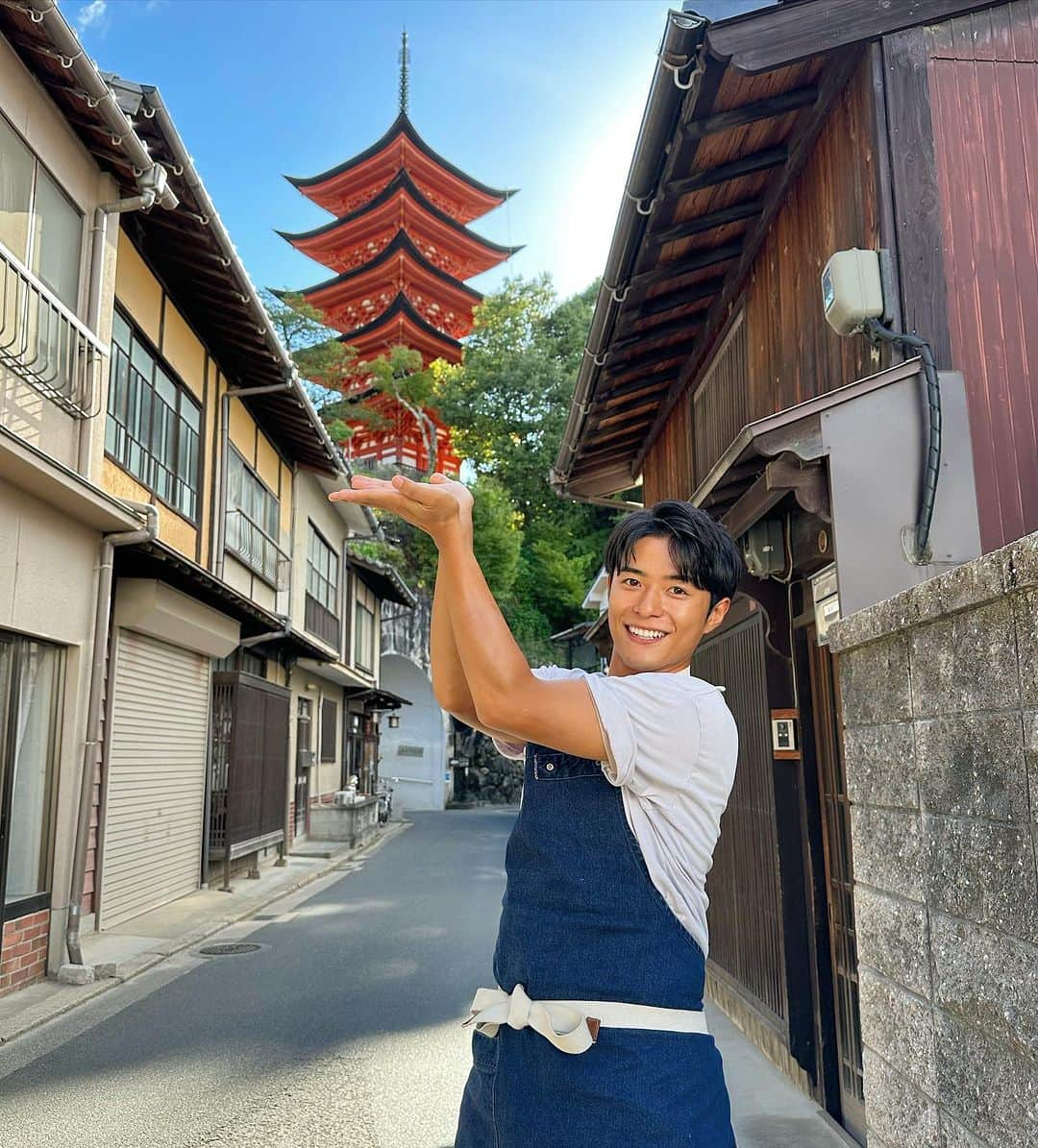 池田航さんのインスタグラム写真 - (池田航Instagram)「🗼宮島の  #もみじ饅頭 🍁 食べたことある！？😍  生地がふわふわで思ってたより軽くて食べやすい！ そして、あげもみじがおいしすぎたぁ💓🍁！！  楽くんがもみじ饅頭を、ミルフィーユにアレンジしてくれたよ🤩  クリが沢山入ってて秋にピッタリ🎃🍁🍄🌰   #広島  今日も素敵な食材と暖かい現地の方達との出会いに感謝💓   次回もお楽しみに☀️  朝お仕事で見られない方に、旅するエプロンTikTokが開設されました！ 【旅するエプロン】でTikTok検索すれば見られます✨️ ぜひフォローよろしくお願いいたします😍  #ZIP #旅するエプロン #スピッツ #Spitz #ZIPファミリー  #水卜麻美 さん  #池田航  @kohcooking   #伊藤楽  @gaku_jh122」9月14日 11時58分 - kohcooking