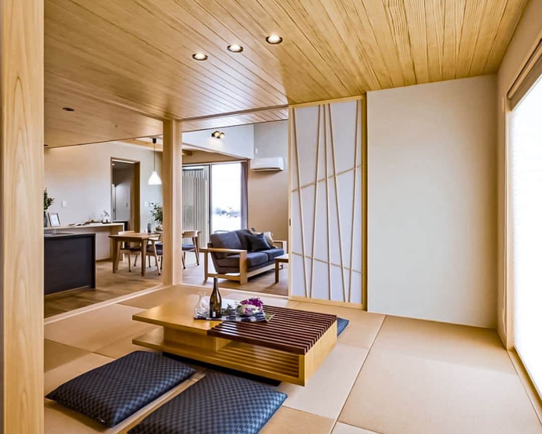 OKOCHI STYLE(香川県) のインスタグラム：「縁なし畳のデザインがオシャレな和室  ーーーーーーーーー 香川県で木の家を建てる #大河内工務店  #施工事例 を多数ご紹介しています。 ▷ @okochi.komuten  創業1953年。 #上質な家 をていねいに。 #自然素材 と技術にこだわった家づくりをしています。  🗾施工エリア 香川県・愛媛県（四国中央市） その他エリアはご相談ください  お問い合わせやご質問は DM、コメント、HPにてお気軽にお問い合わせください。  ーーーーーーーーー 資材倉庫をリノベーションした #わが家ギャラリー木きん堂 ギャラリーのご案内やcafeの情報をお届けします🌟 ▷ @mokkindo.cafe ーーーーーーーーー  #香川県 で #注文住宅 を建てるなら大河内工務店 ▷ @okochi.komuten  #一級建築士事務所 #自由設計 #木の家 #木の家づくり #自然素材の家 #無垢材 #新築 #新築一戸建て #マイホーム #マイホーム計画 #インテリア #家づくり #工務店だからつくれる家 #暮らしを楽しむ #香川新築 #香川注文住宅 #香川イベント #香川の家 #香川県工務店   #和室」