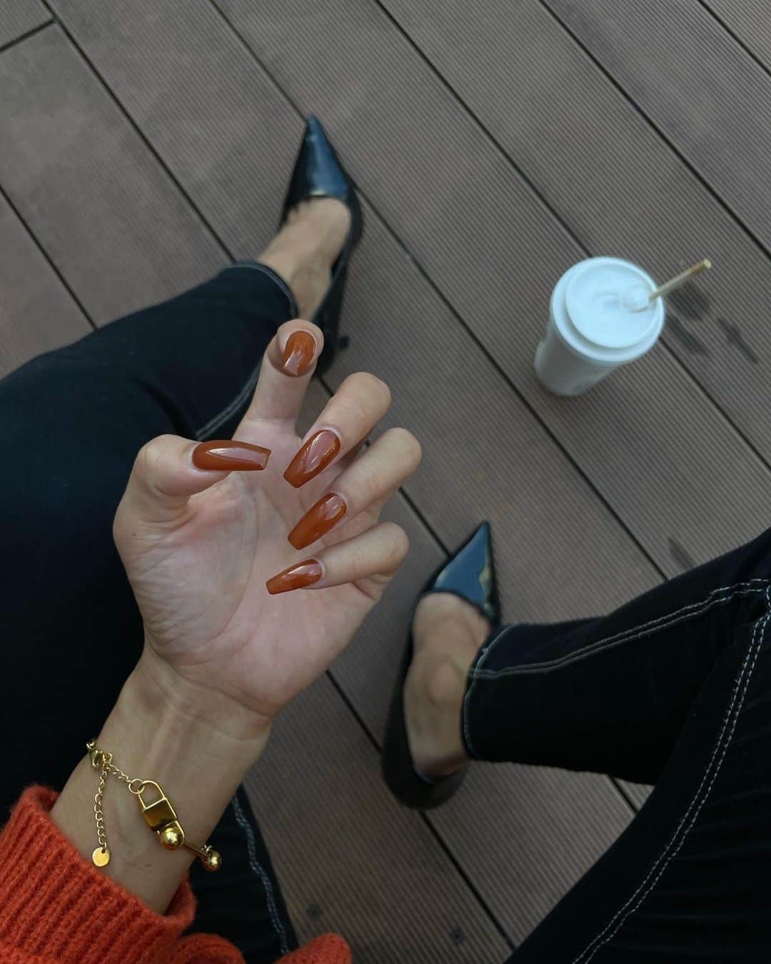 MIWAさんのインスタグラム写真 - (MIWAInstagram)「Autumn nail 🤎💭  手とか腕とかの血管が 本当にいつもすごい。笑  #クリアブラウン#ブラウンネイル #スクエアネイル#秋ネイル#Autumn」9月14日 12時00分 - miwa.matsuhashi
