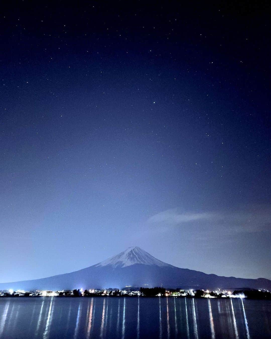 Galaxy Mobile Japanのインスタグラム：「空一面に輝く星々と夜の富士山の美しさを写したステキな1枚🗻  本投稿では Galaxy Best Shot コンテストの投稿作品をご紹介。 皆さまも #withGalaxy で投稿してみてください💛  ステキなお写真をお待ちしております😊  #Galaxyのある生活 #Galaxy #Galaxy好き #富士山 #夜景 #誰かに見せたい風景 #写真好きな人と繋がりたい #キリトリセカイ #写真で伝えたい私の世界 #カメラ越しの私の世界 #スマホ #スマホカメラ #スマホ写真」
