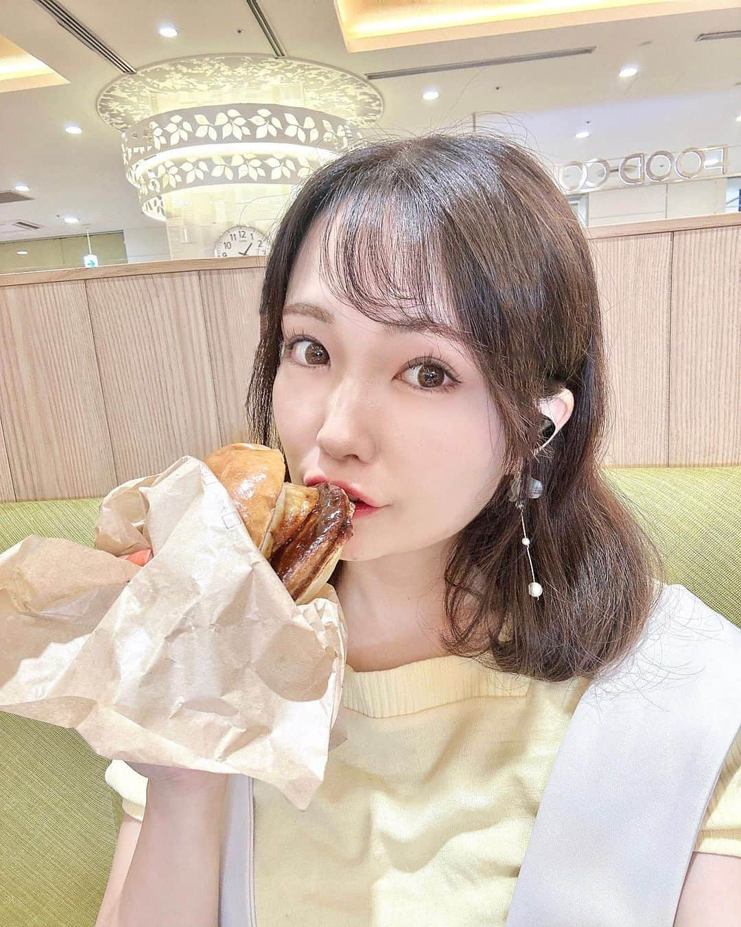 浅井麻里のインスタグラム：「🍔月見バーガー🍔 ⁡ おもち入り月見バーガー❤️🍔 ⁡ たまごだけじゃなくて、おもちも入ってる 月見バーガーが誕生！斬新！👏✨ ⁡ ファーストキッチンの月見もっちバーガーは、 おもちがボリューミーで食べ応えたっぷり！！ ⁡ 和の旨みが入っててコク旨みそダレが濃厚❤️ おもち好きだから、もちもち食感がたまらん❤️😋 ⁡ たまご×おもちの新しい月見バーガー、 ぜひ食べてみてほしいー！💕 月見もっちチキン竜田バーガーもあるよ♬🍔 ⁡ ⁡ #PR #ウェンディーズ #ファーストキッチン #月見バーガー #ウェンディーズファーストキッチン #ハンバーガー #月見 #秋グルメ #秋の味覚 #ファーストフード #お月見 #グルメ #グルメ女子 #グルメスタグラム #グルメバーガー #firstkitchen」