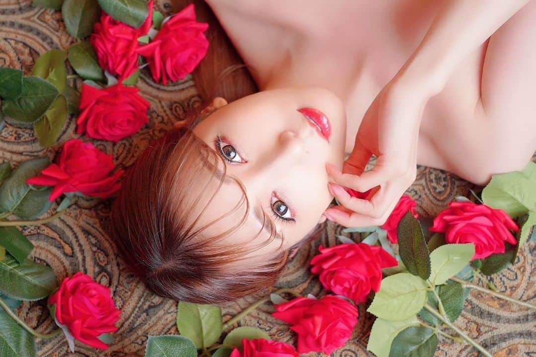 友田彩也香のインスタグラム：「🫧🖤2023.0914🖤🫧 ⁡ 🌹35歳になりました👸🌹 ⁡ 35歳の友田彩也香も愛してくれますか？🥺🫶 ⁡ いつも本当にありがとう🥹🙏 これからもよろしくね🥰」
