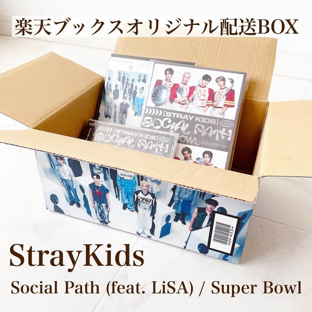 tomomiyu0920のインスタグラム：「私の推し活💕  Stray Kids(ストレイキッズ)通称スキズは、日本で人気爆上がり中の韓国🇰🇷アイドルグループ。  ママ友に教えてもらってから緩く推し活してます☺️  ビジュアルはもちろんのこと、ダンスや曲が本当にカッコいい！  今回の楽曲Social PathはあのLiSAさんとのコラボ曲✨ 声の重なりが本当に素敵で思わず引き込まれますよ！  いま楽天ブックスで買うと、楽天オリジナル配送BOXで届きます！(送料無料)  そして【楽天ブックス限定先着特典】のオリジナル2連アクリルキーホルダー(3個)が付いてきますよ💓  これはなくなり次第終了になるので、欲しい方は急いで！！  楽天ブックスは商品1点から送料無料だし、ポイントも付くからお得✨  気になる方はぜひチェックしてみてくださいね😊  @straykids_official_jp  @rakutenbooks   #StrayKids #SocialPath #楽天ブックス #オリジナル配送BOX #送料無料 #PR  #ストレイキッズ #スキズ #ソーシャルパス #LiSA #コラボ」