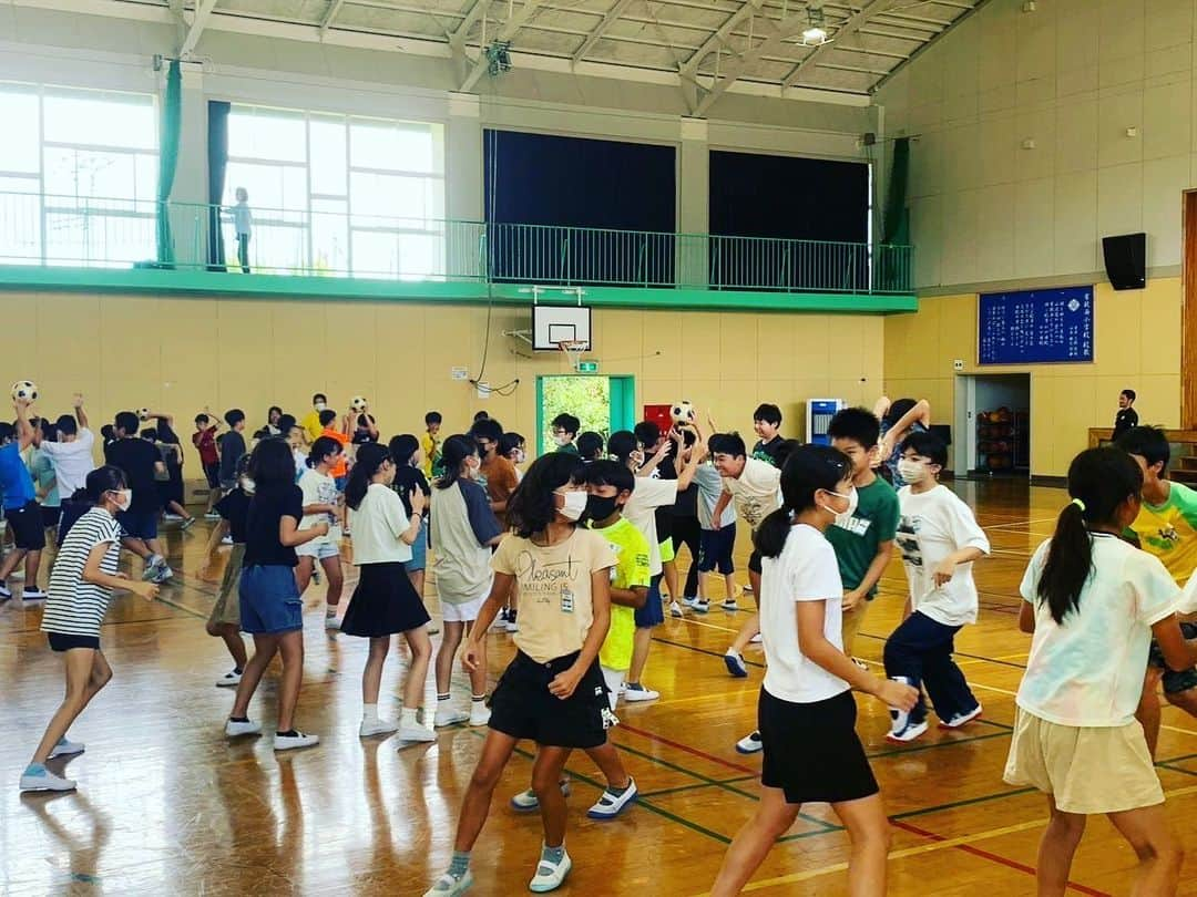 佐藤勇人さんのインスタグラム写真 - (佐藤勇人Instagram)「市原市立有秋西小学校  千葉県トップアスリート等活用事業の講師として、6年生66人の生徒さんへの講演を務めました。  講演後のボール遊びも汗をかきながら、楽しんでくれました😁  有秋西小学校の皆さん ありがとうございました！  #市原市 #有秋西小学校  #ジェフユナイテッド市原千葉  #佐藤勇人」9月14日 12時10分 - yuto7sato