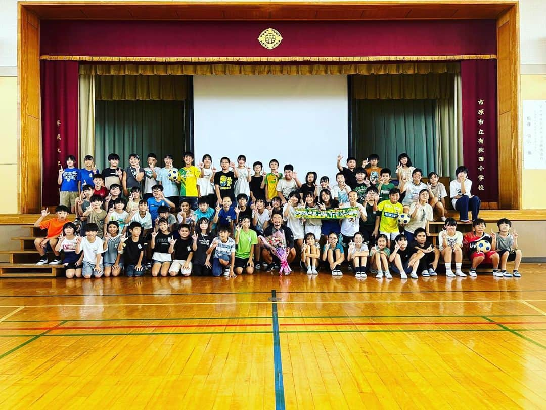 佐藤勇人のインスタグラム：「市原市立有秋西小学校  千葉県トップアスリート等活用事業の講師として、6年生66人の生徒さんへの講演を務めました。  講演後のボール遊びも汗をかきながら、楽しんでくれました😁  有秋西小学校の皆さん ありがとうございました！  #市原市 #有秋西小学校  #ジェフユナイテッド市原千葉  #佐藤勇人」