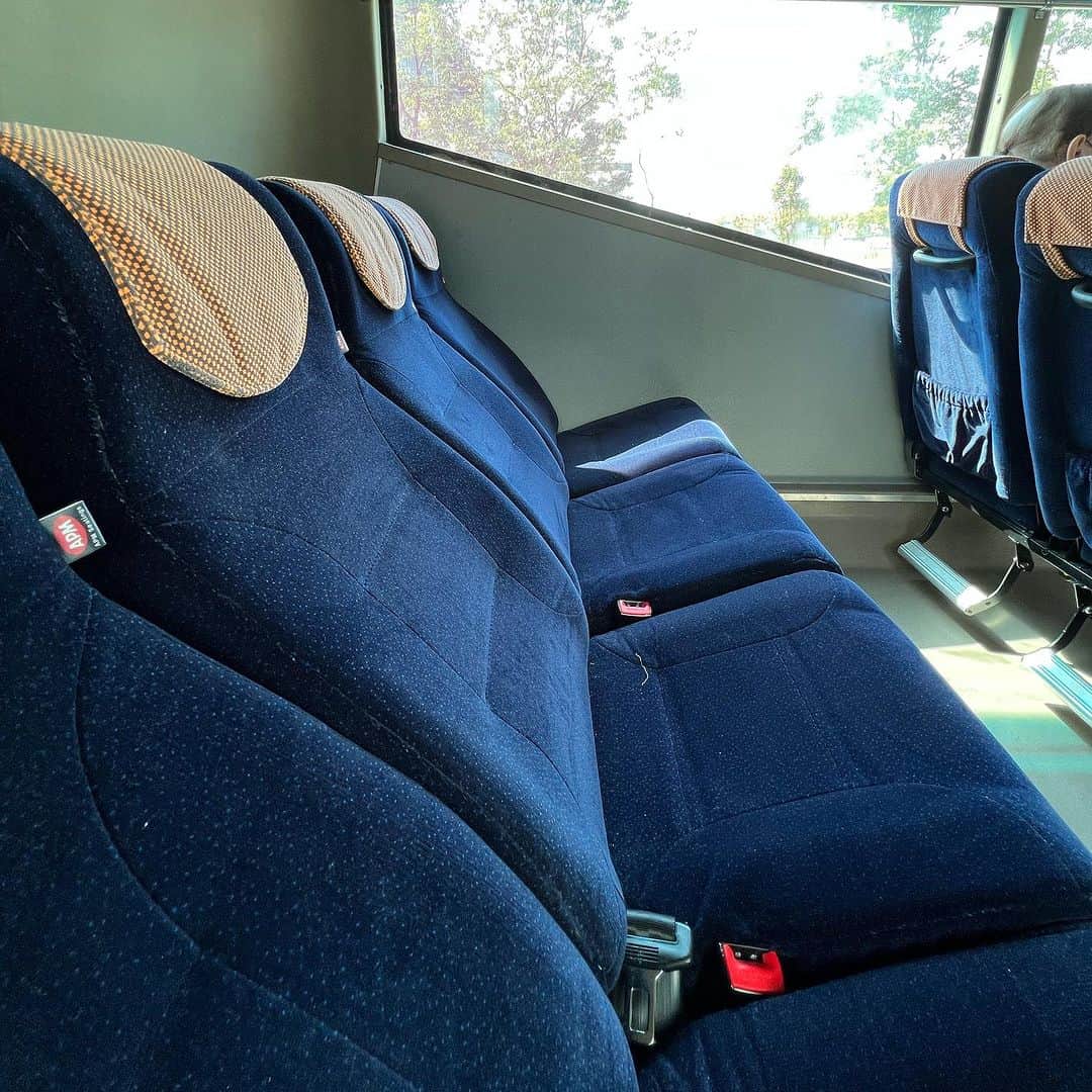 柳家三之助さんのインスタグラム写真 - (柳家三之助Instagram)「スクールバスをそのまま流用したホテルのシャトルバスの後部座席は、これから宇宙に行くんじゃないかと思うくらいの傾斜をしている。ゼログラビティー。 #SNKアジア旅2023」9月14日 12時10分 - sannosuke
