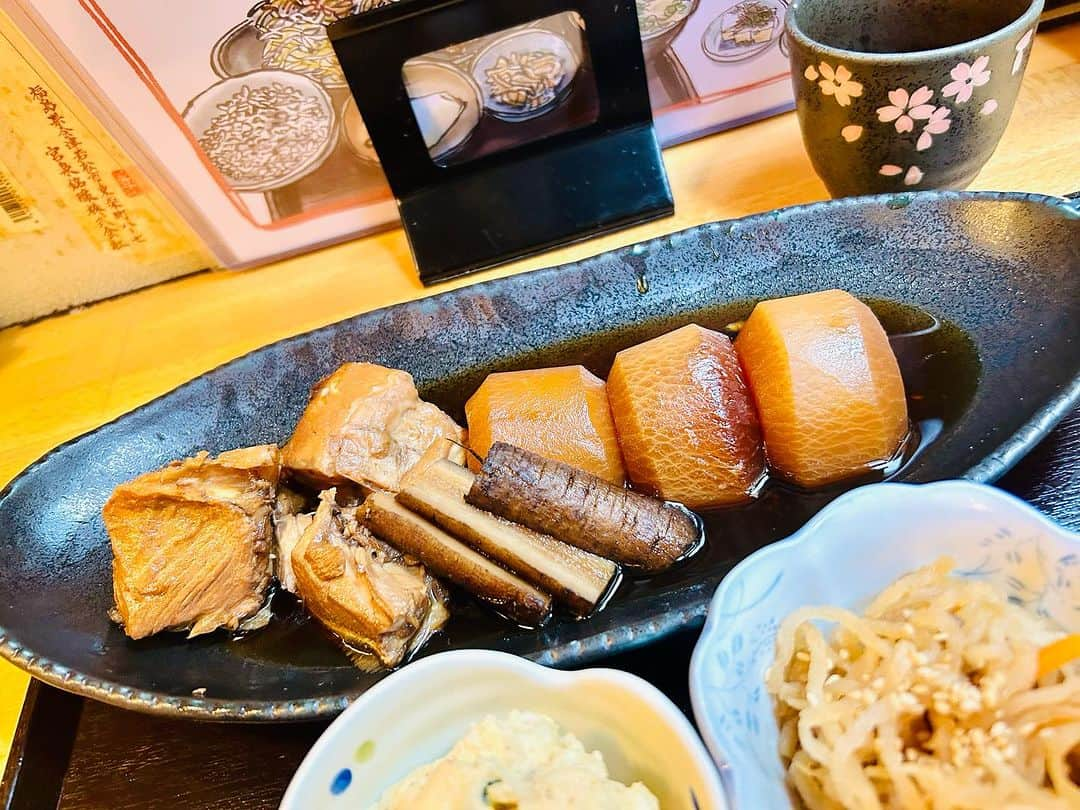 大越かず江のインスタグラム：「✨今日の日替わりランチは🐟✨  今日も来ました🍽 埼玉屋西六店(*`˘´*🥢)💕  今日の日替わりランチは「ぶり大根」🐟✨ 大根の面取りがすごく綺麗で感動🫶😌🫶 ボリューム満点で今日もお腹いっぱい😋💯  多分… ここに来たら私と出会うかも知れません(笑) それくらい好きです💛  スタミナつけたから 午後も頑張るぞぉ(๑و•̀ω•́)و🔥  ✨✨✨✨✨✨✨✨✨✨✨✨✨✨✨✨✨✨  ✨Today's daily lunch is🐟✨  I came today too 🍽 Saitamaya Nishiroku store (*`˘´*🥢)💕  Today's daily lunch is "Yuri Daikon"🐟✨ The chamfers on the radish are so beautiful I’m impressed🫶😌🫶 The volume is perfect and I'm full today too😋💯  perhaps… If you come here, you might meet me (lol) I love it that much💛  Because I gained stamina I’ll do my best in the afternoon too (๑و•̀ω•́)و🔥  ✨✨✨✨✨✨✨✨✨✨✨✨✨✨✨✨✨✨   #埼玉屋西六店  #日替わりランチ  #和食ランチ  #大好き  #出会う #美  #生きる意味 #sexy #セクシー系 #ジム女子 #美肌ケア #写真好きな人と繋がりたい #女優好きな人と繋がりたい #美意識人と繋がりたい #幸福 #happy #東京 #tokyo #日本 #japan  #美魔女モデル #actress  #資格マニア  #スマイル #笑顔 #followforfollowback #ポートレート女子 #loveyou #仲間募集  #空が好きな人と繋がりたい」