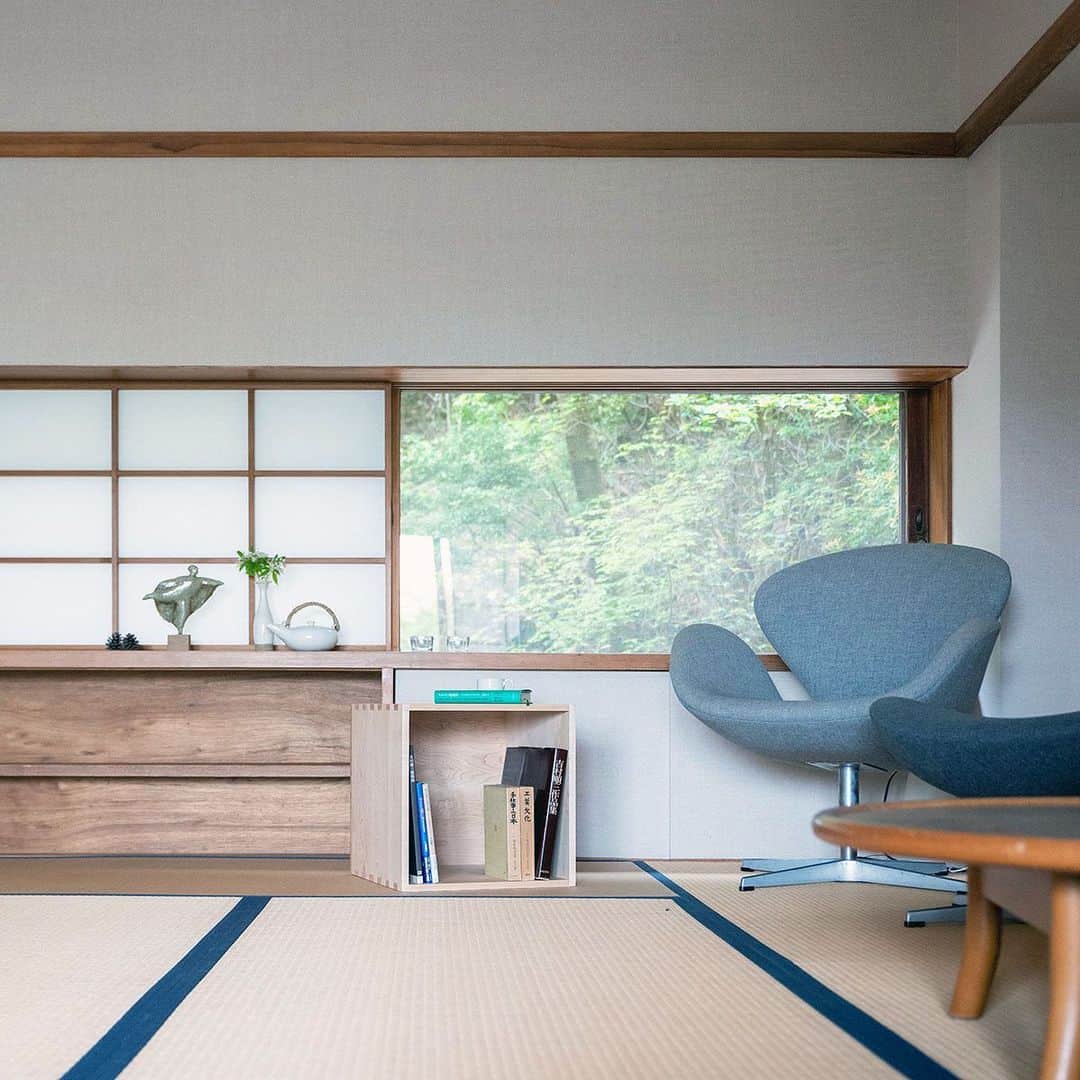 ほぼ日刊イトイ新聞さんのインスタグラム写真 - (ほぼ日刊イトイ新聞Instagram)「⁡ ⁡ 福岡にある工房・杉工場と、 「weeksdays」がいっしょにつくった あたらしい家具、キューブスツール。 ⁡ ましかくで、立方体の一面だけを すぽんと抜いたようなこの木製家具は、 いろんな使い方ができるんです。 ⁡ 伊藤まさこさんが 「あのひとに使ってみてほしい！」 と思ったかたのところへ出かけ、 どんなふうに使ってみたいかを 取材したようす、どうぞご覧ください。 ⁡ 商品は2023年09月28日（木）午前11時まで 抽選販売の応募を受付中です。 使うイメージがわいてきたら、ぜひ。 ⁡ #キューブスツール #スツール #杉工場 #木工家具 #木工 #weeksdays @weeksdays_official #ほぼ日 #ほぼ日ストア #ほぼ日刊イトイ新聞 ⁡ https://www.1101.com/n/weeksdays/contents/51354」9月14日 12時11分 - hobonichi1101