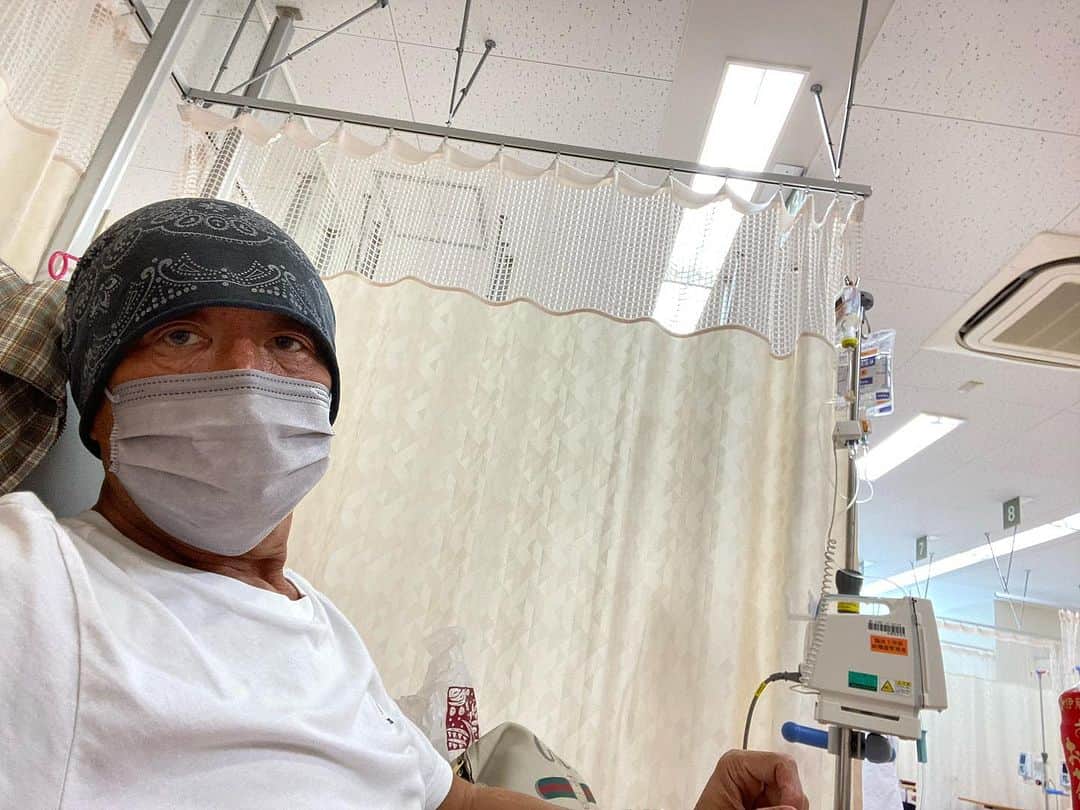 近藤信秋 のインスタグラム：「昨日は３回目になる抗がん剤治療を受けて来ました。少し慣れたせいか体調も今日は良い感じ。これを３週間おきに続け、１１月中旬頃には手術の予定。男性には珍しいこの乳癌という鬼を退治して参ります。名付けて『乳太郎の鬼退治』お楽しみに🙏🏾サンミナも是非とも応援シクヨロです。😎👍🏾😎💕💕」