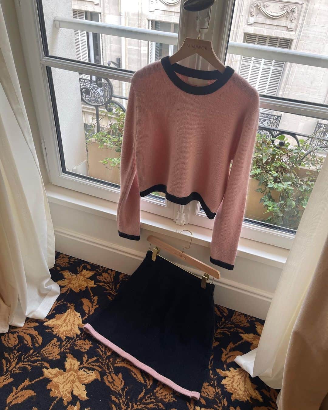 キム・ミニさんのインスタグラム写真 (キム・ミニInstagram)「오늘 밤 출시되는 가을 컬러스킴 투피스는 예쁜 배색